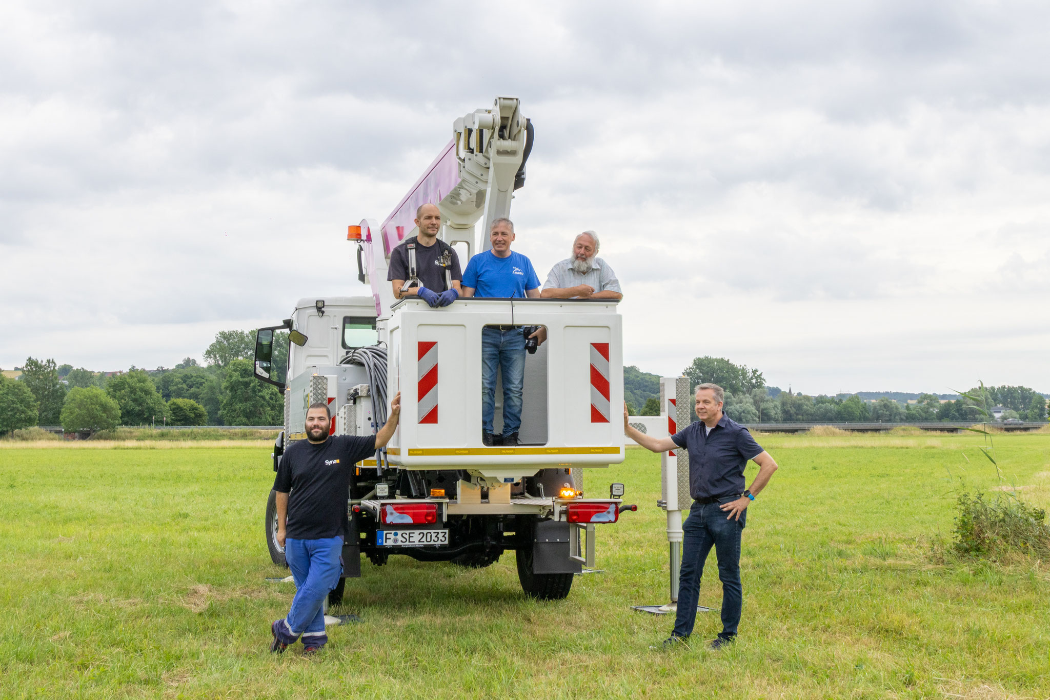 v.l.r. zwei Hubsteigerfahrer der Syna GmbH, Vorsitzender des NABU Mauer Bernhard Budig, Beringer Helmut Stein, Kommunalmanager der Syna Andreas Boin (Foto: Henrike Budig)
