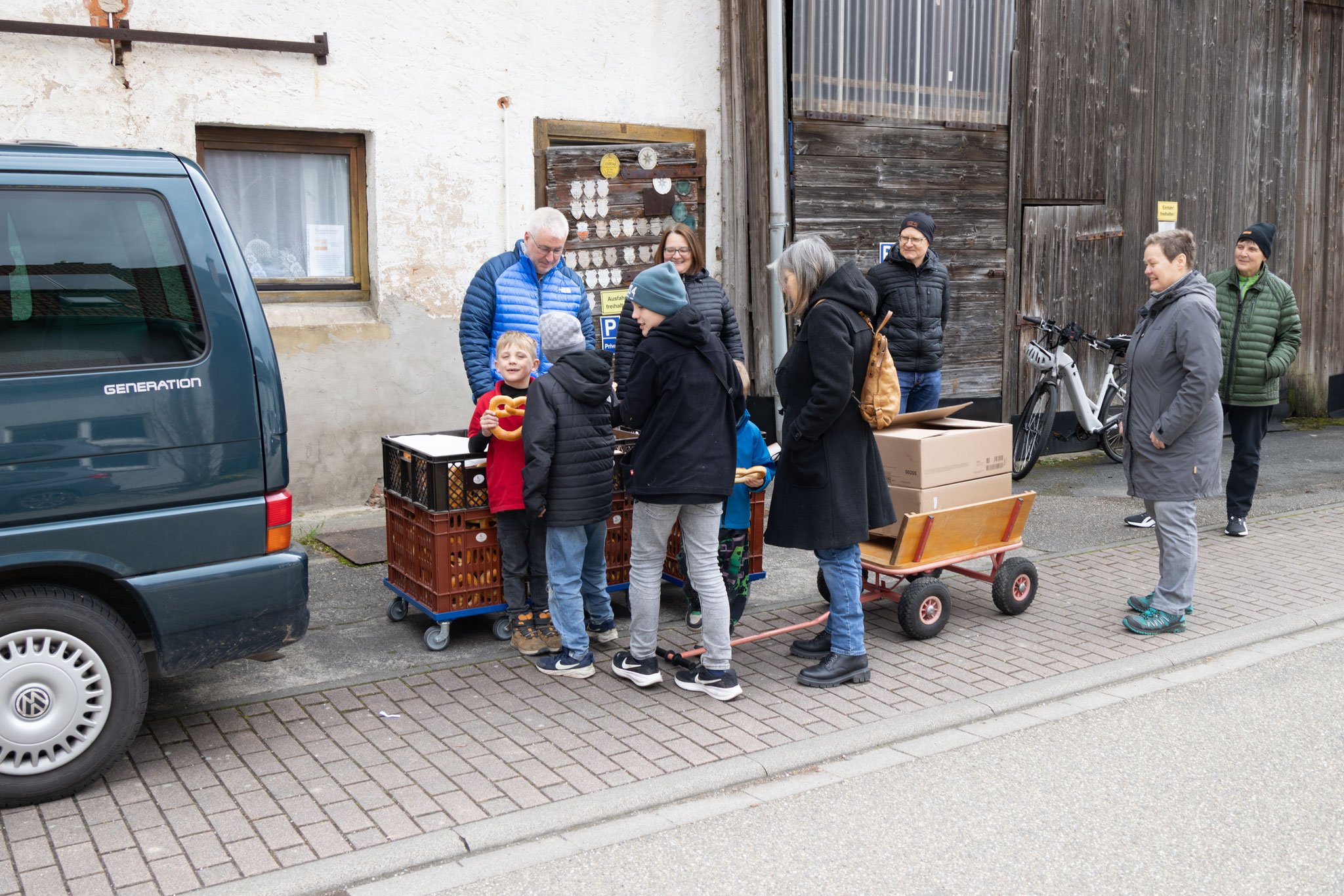 Die ersten Brezeln werden verteilt (Foto: B Budig)