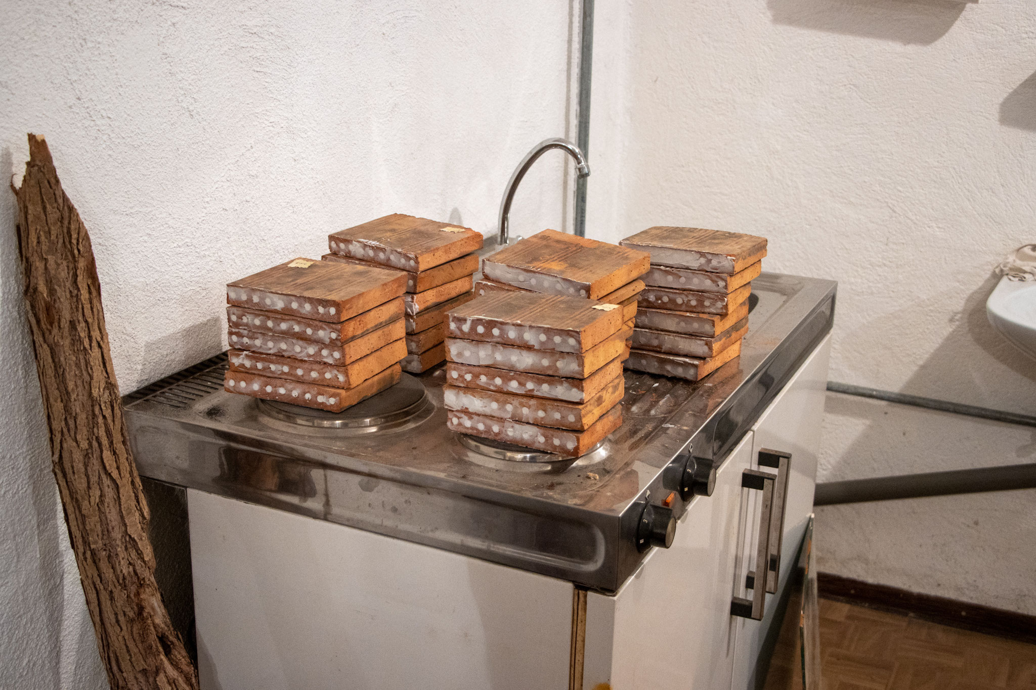 Die zugespachtelten Stangfalzziegel - fertig zum Einbau (Foto: B. Budig)