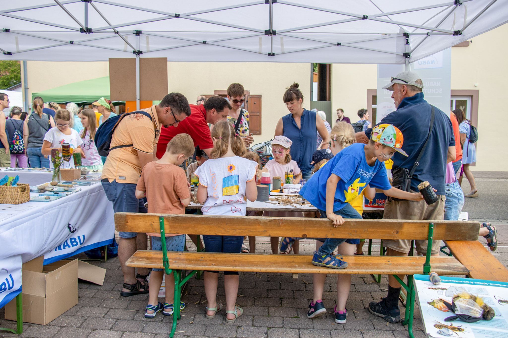 Der Basteltisch ist gut besucht (Foto: B. Budig)