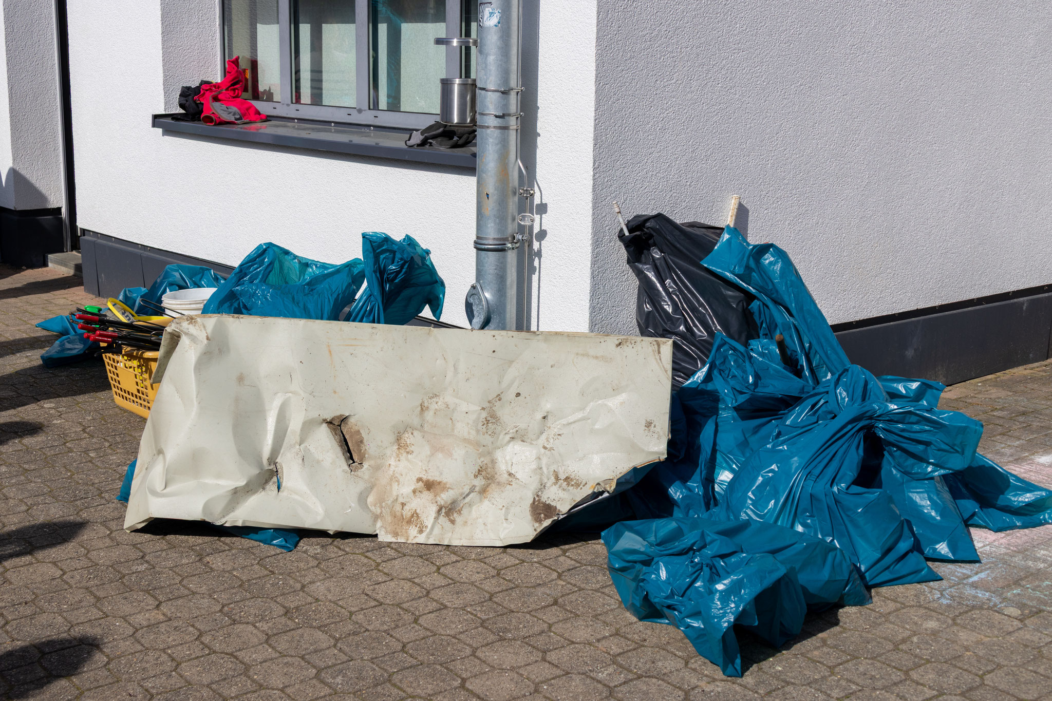 Die ersten Müllsäcke drudeln ein, unser Metall-Blech ist auch dabei (Foto: H. Budig)
