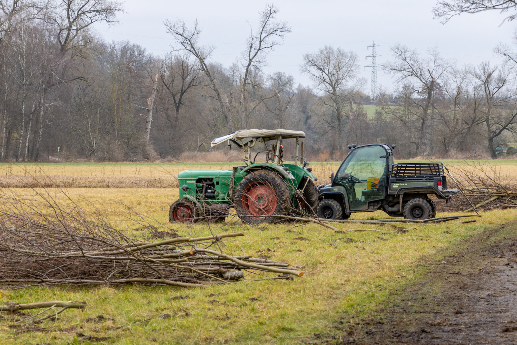 Mit dem Traktor wird großes Schnittgut geborgen (Foto: B. Budig)