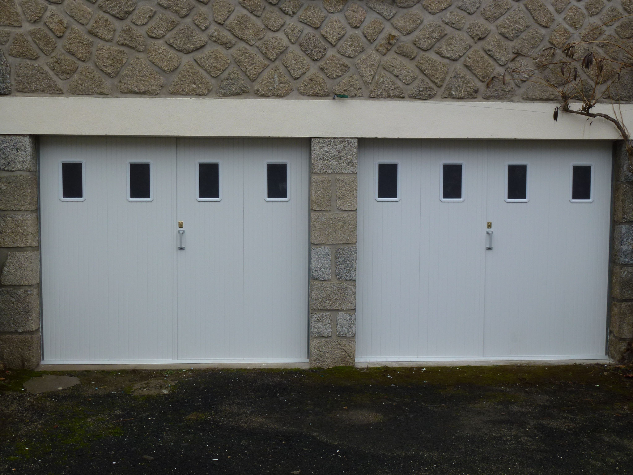 Porte de garage PVC avec hublot vue extérieur.