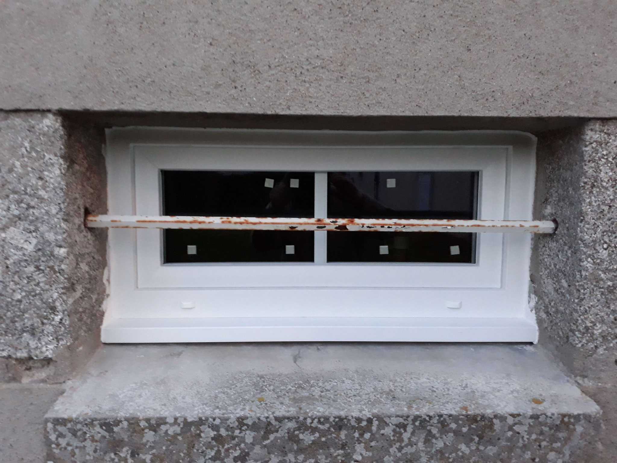 Fenêtre garage PVC extérieur droite avec finition silicone blanc.