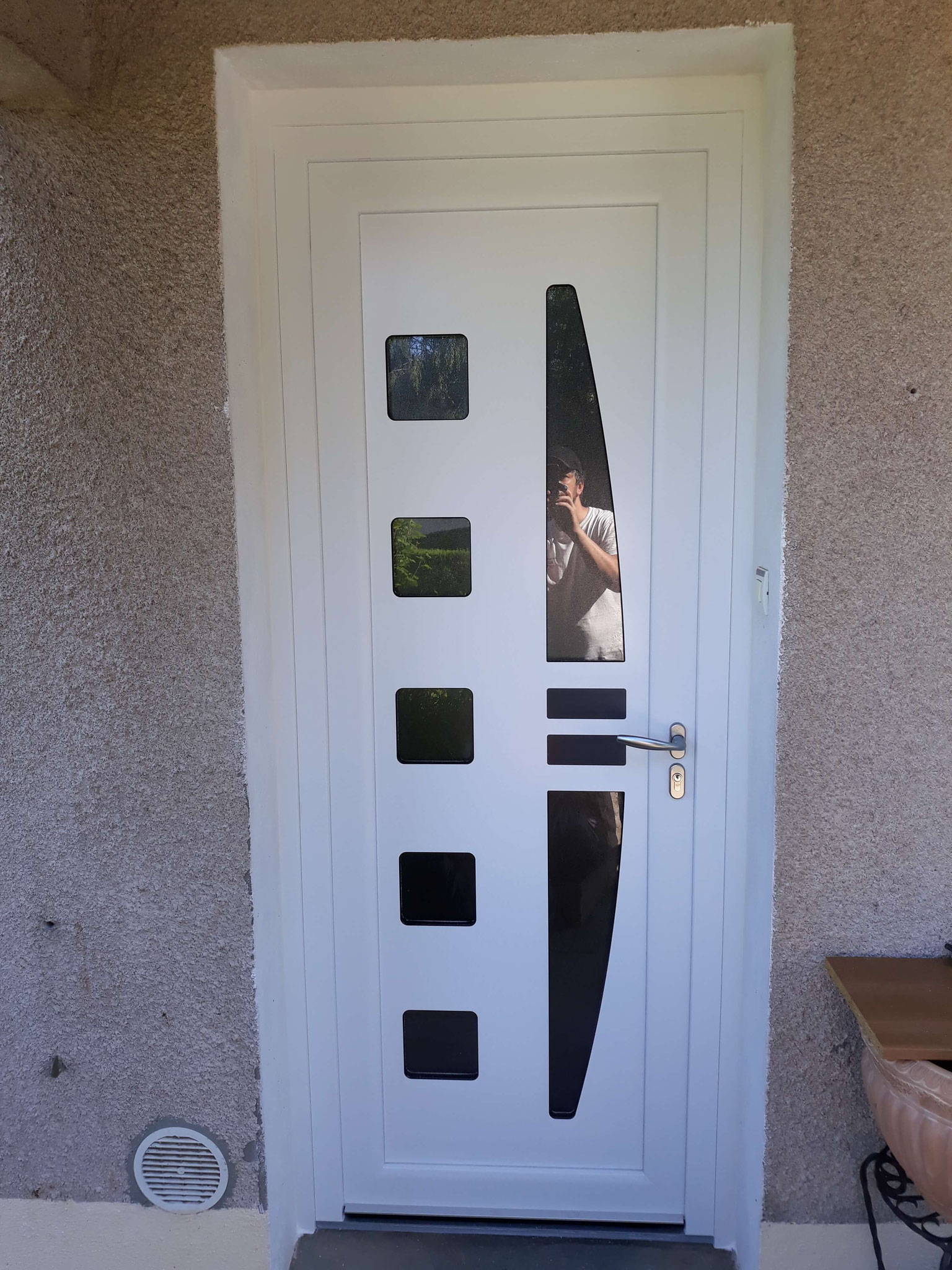 Porte d’entrée PVC blanc - vue extérieure.