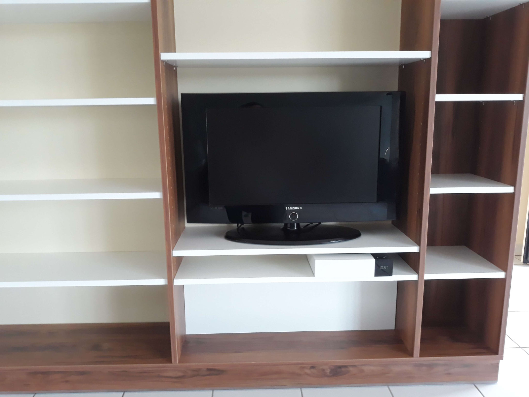 Bibliothèque meuble TV méla poirier + méla blanc avec fond démontable pour cacher les câbles.