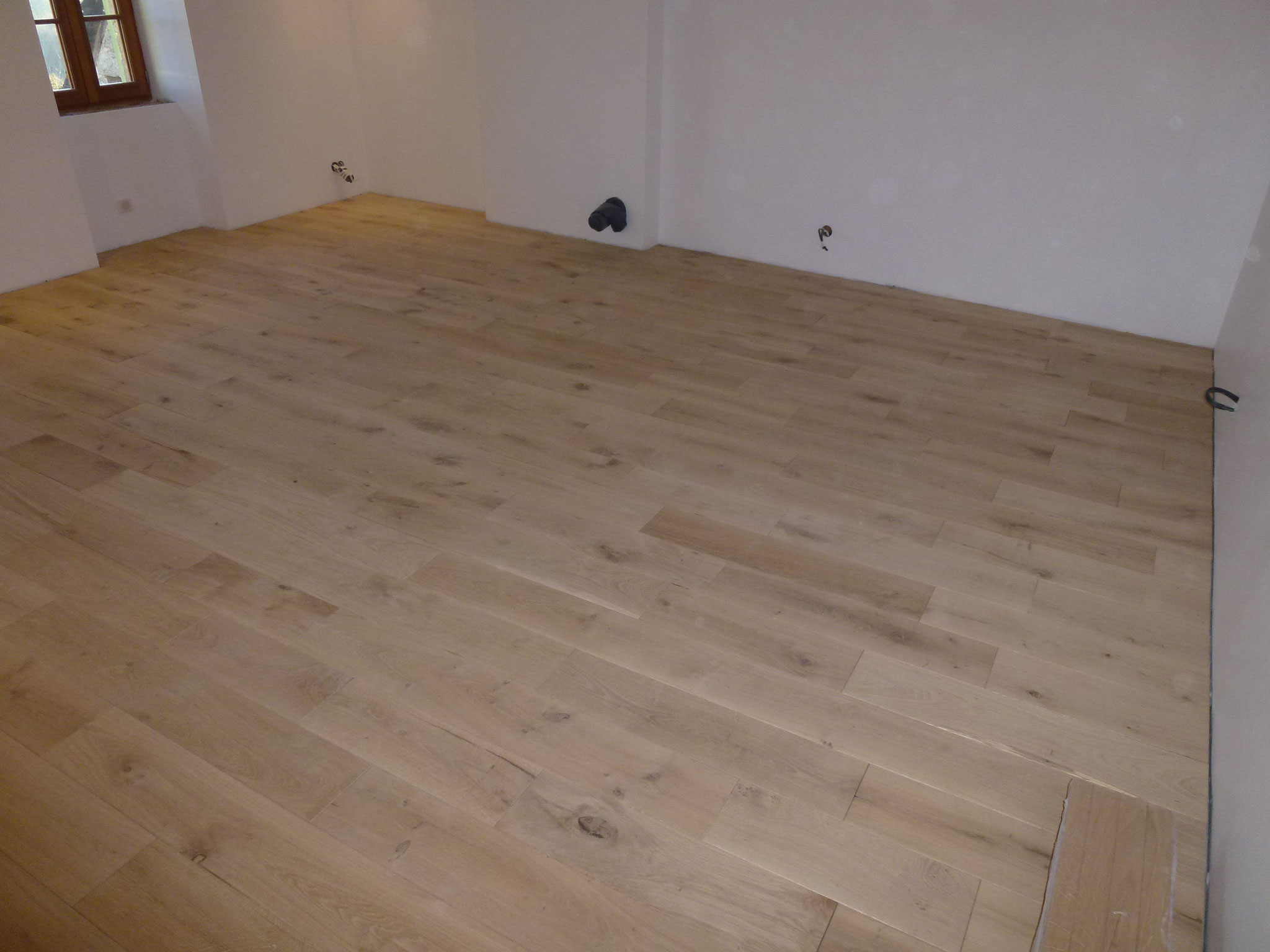 Parquet chêne collé, vue sur fenêtre