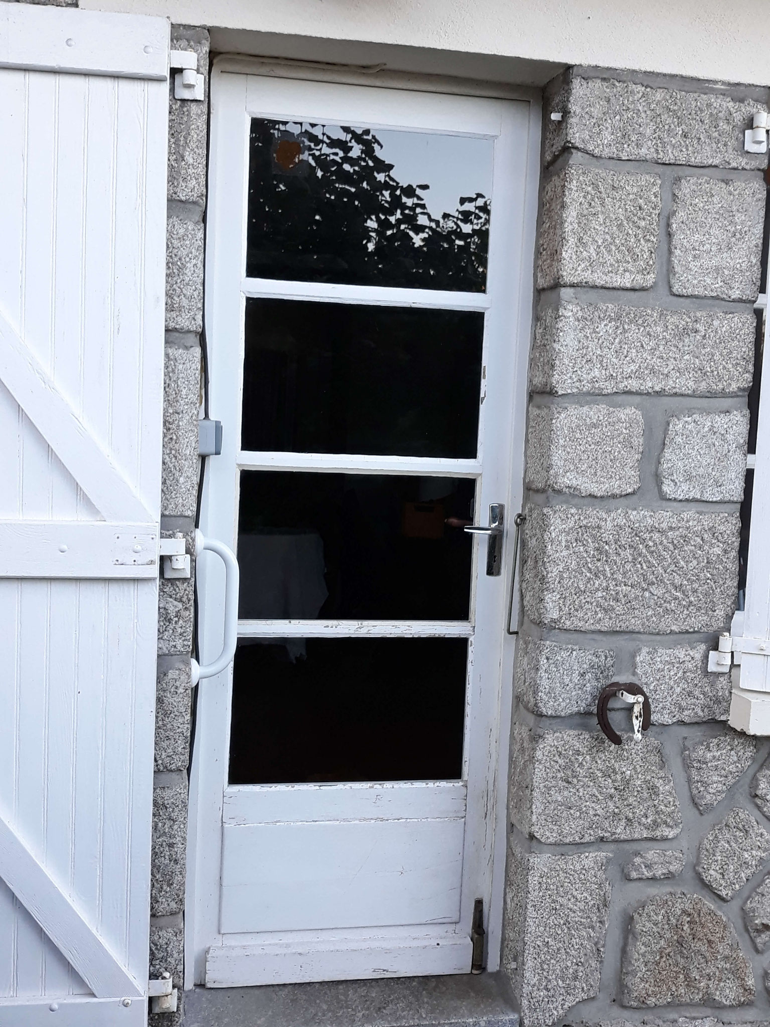 Porte fenêtre avant intervention - vur extérieure.