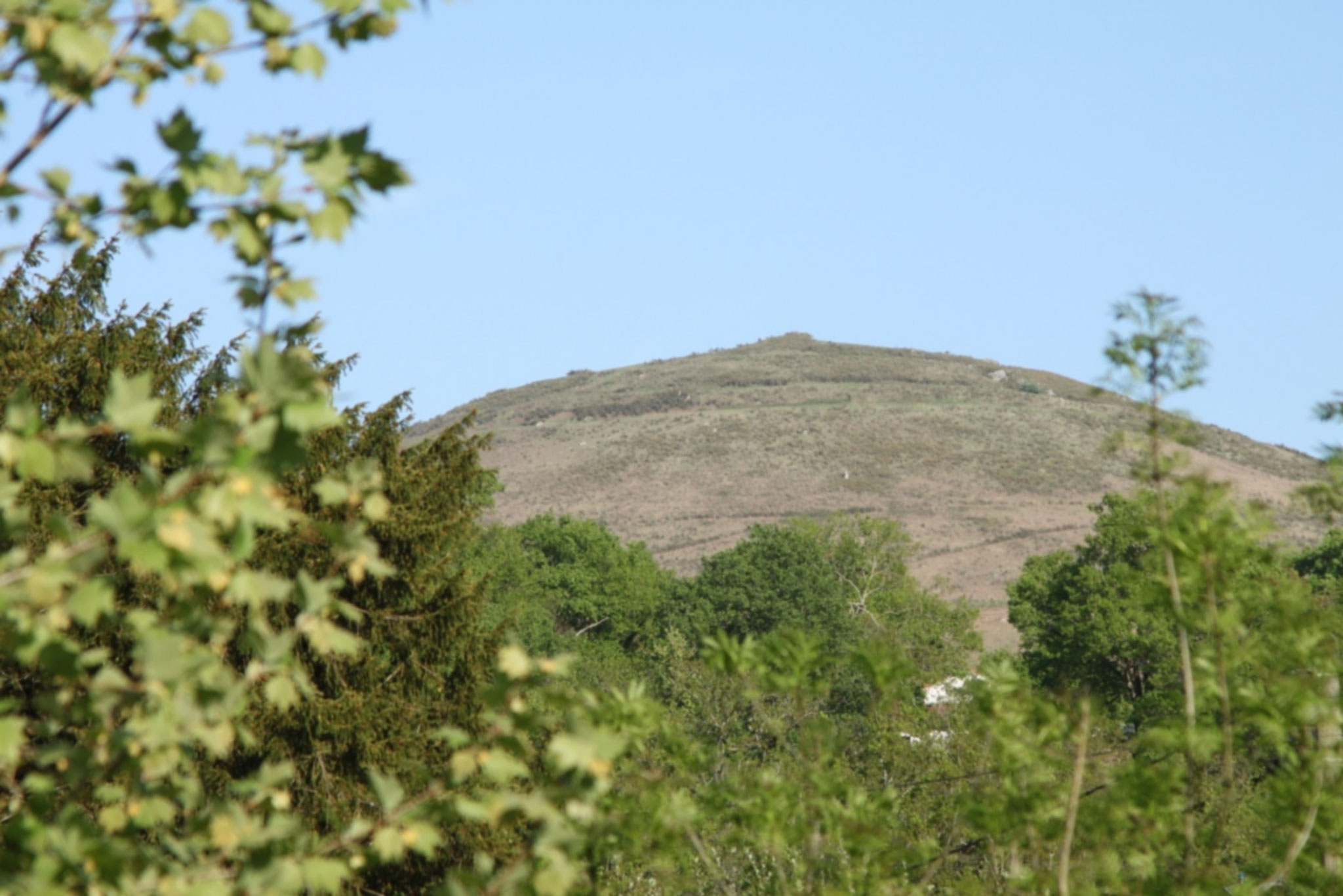 colline Abarratia visible du gite hegia a Ayherre au pays basque