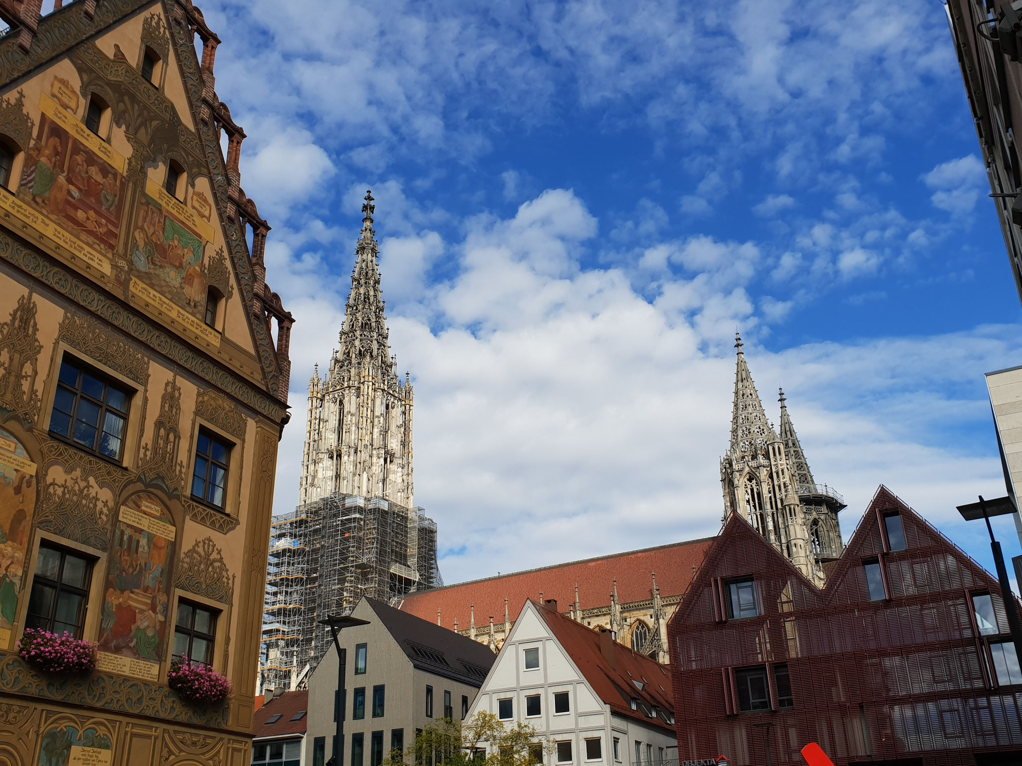 Gewaltig: der Dom von Ulm, vorne das Rathaus