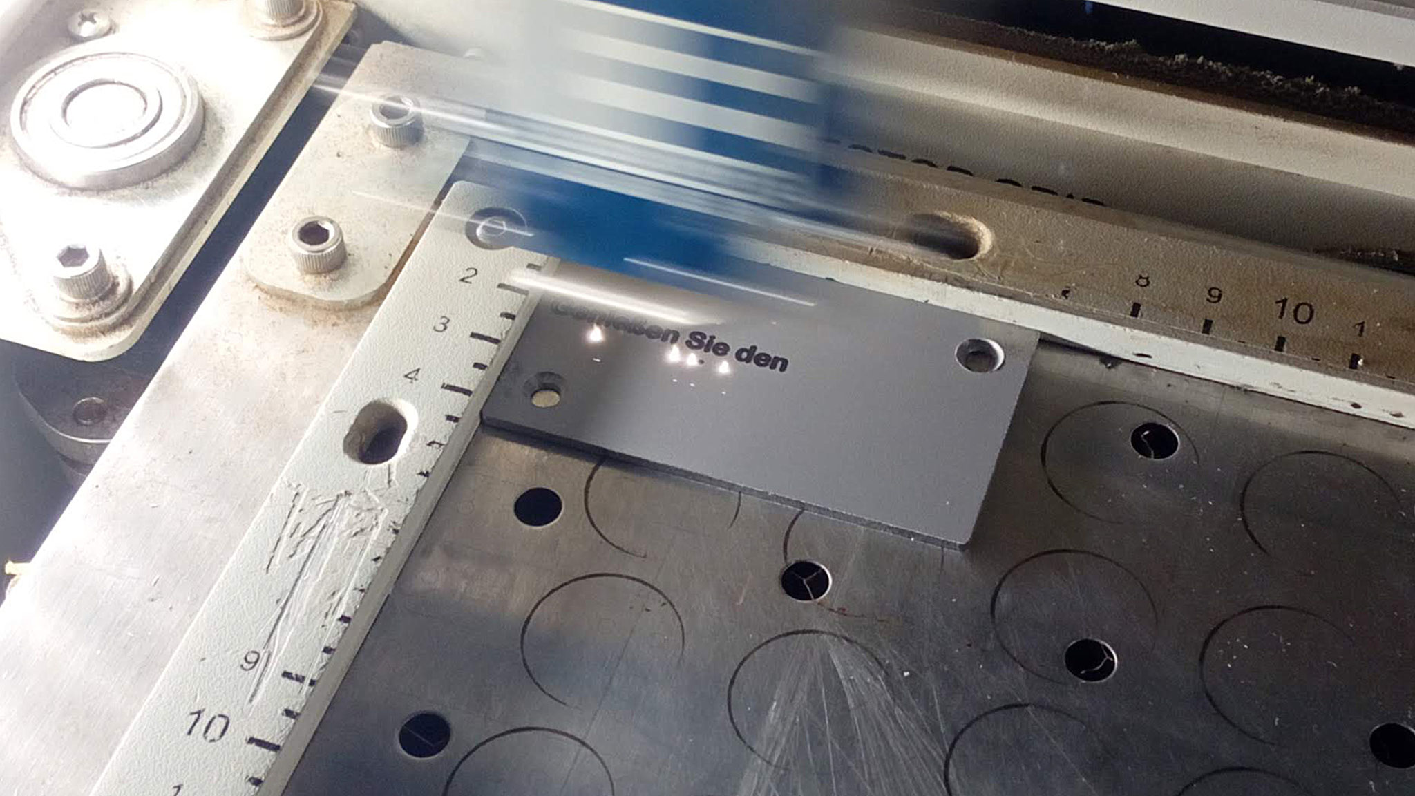 Gravur eines Edelstahlschildes