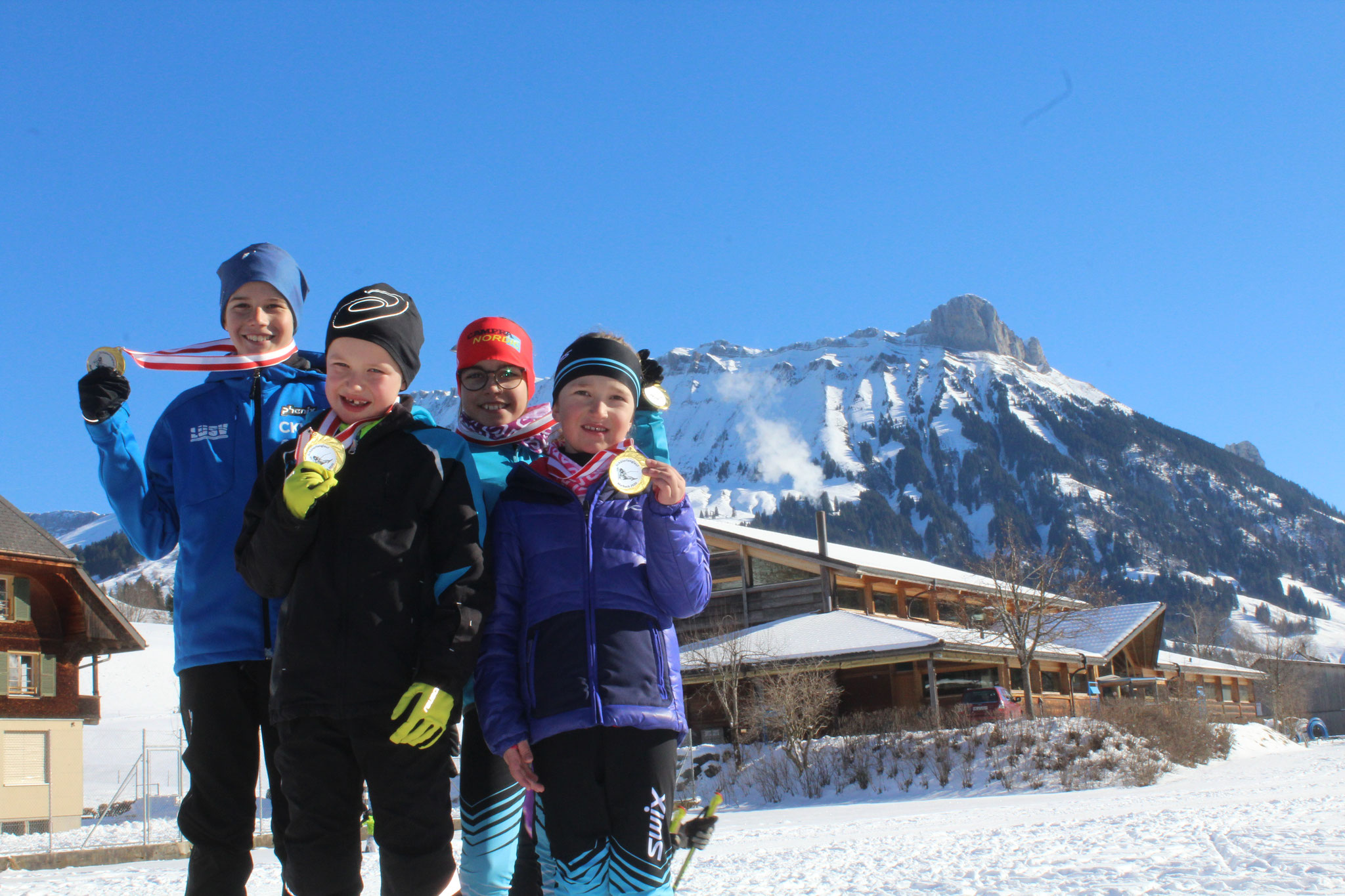 Die Kategoriesieger sind stolz auf ihre tolle Leistung. v.l. Jean-Luca Haas, Nino Emmenegger, Carina Haas und Emma Zihlmann