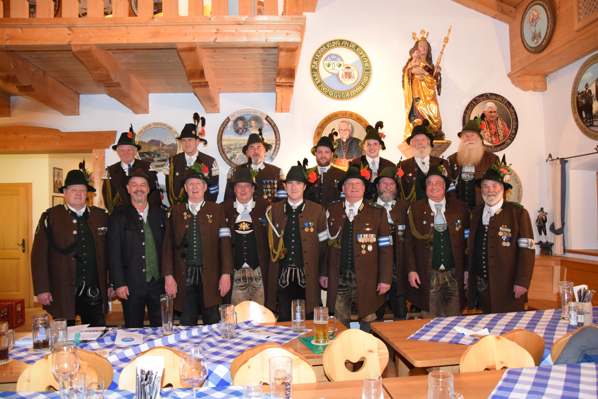 v.l.n.r. unt.: Lt. Walter Hotter, Lt. Ernst Lehmhofer, Ludwig Gschwendner, Stefan Limmer, Niki Bächstädt, Hptm. Wolfgang Baier, Erich Hastreiter, Olt. Hannes Wiesner, Lt. Vinzenz Andeßner