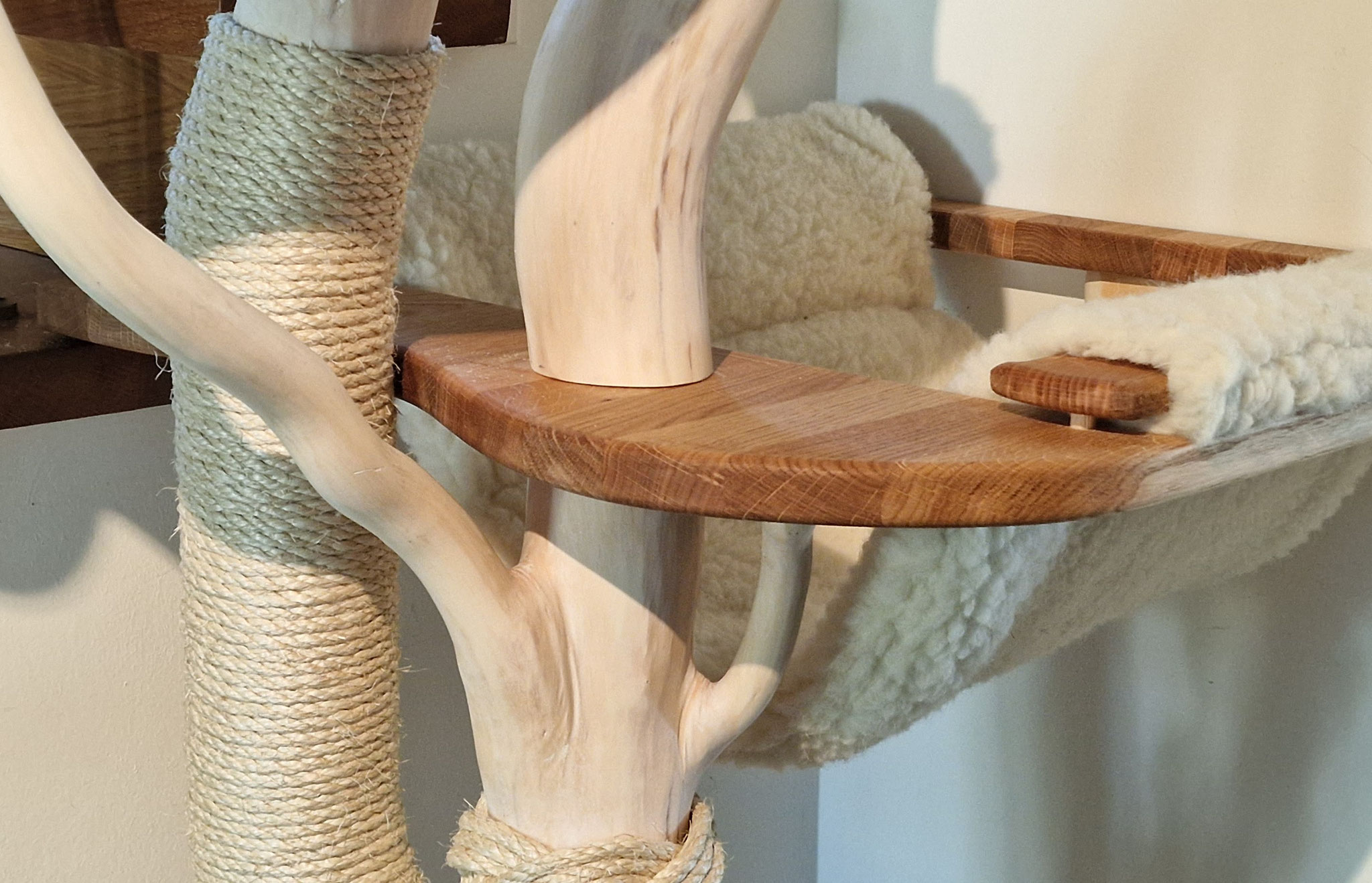 Individuelle Naturkratzbäume und Katzenmöbel von Holzart - Image