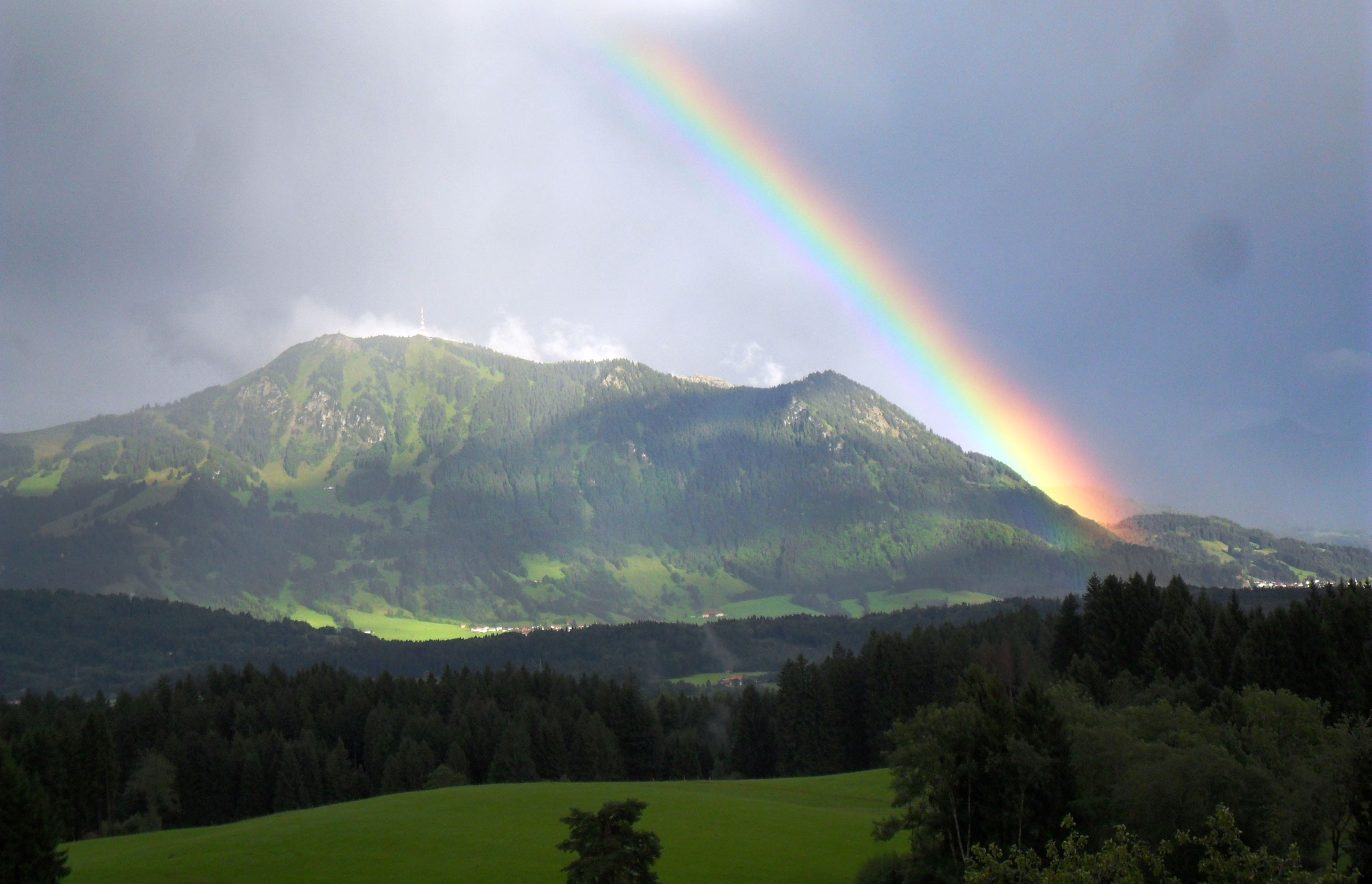Blick auf den Wächter des Allgäus unterm Regenbogen