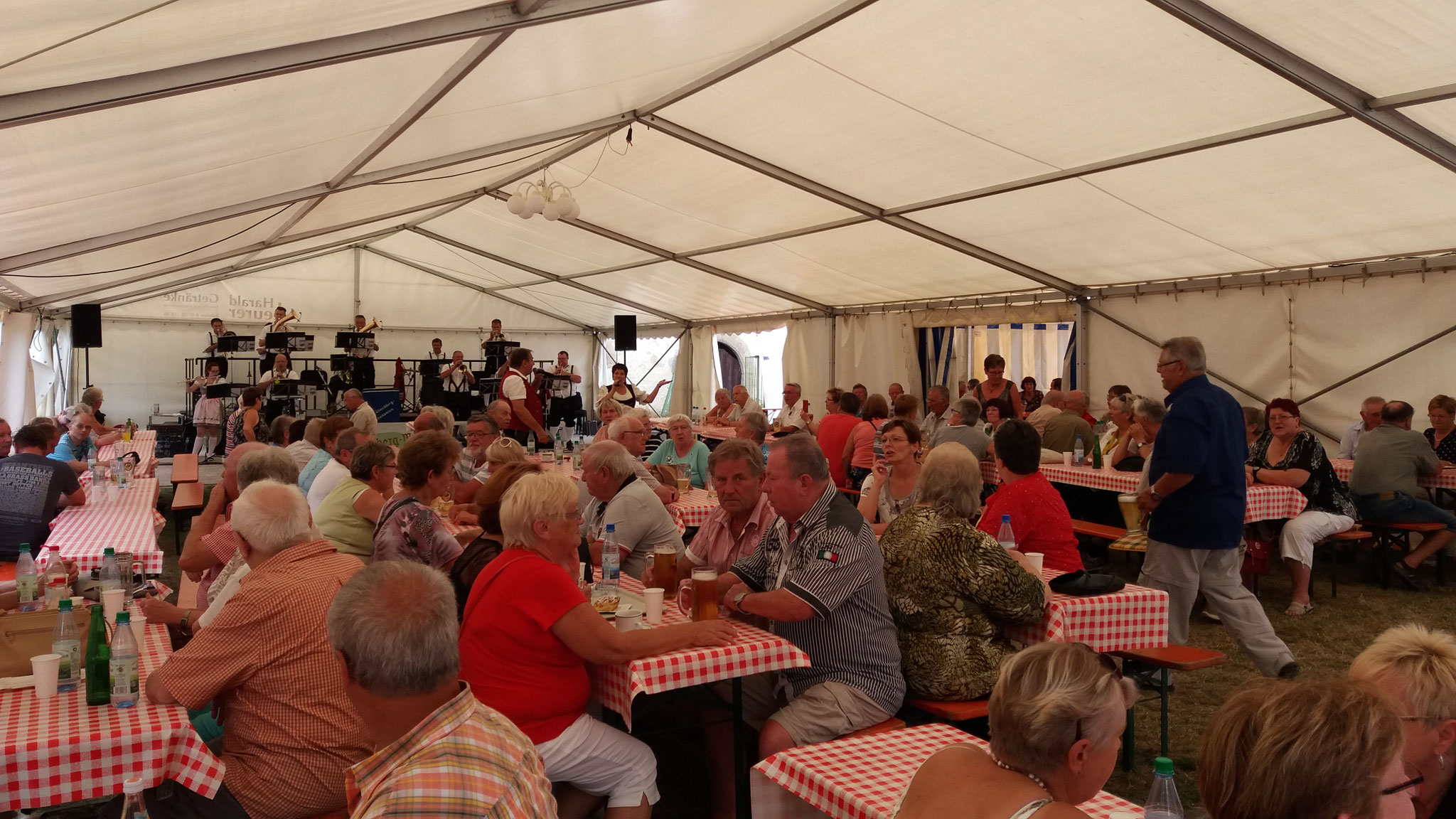 Sonntagnachmittag im Festzelt