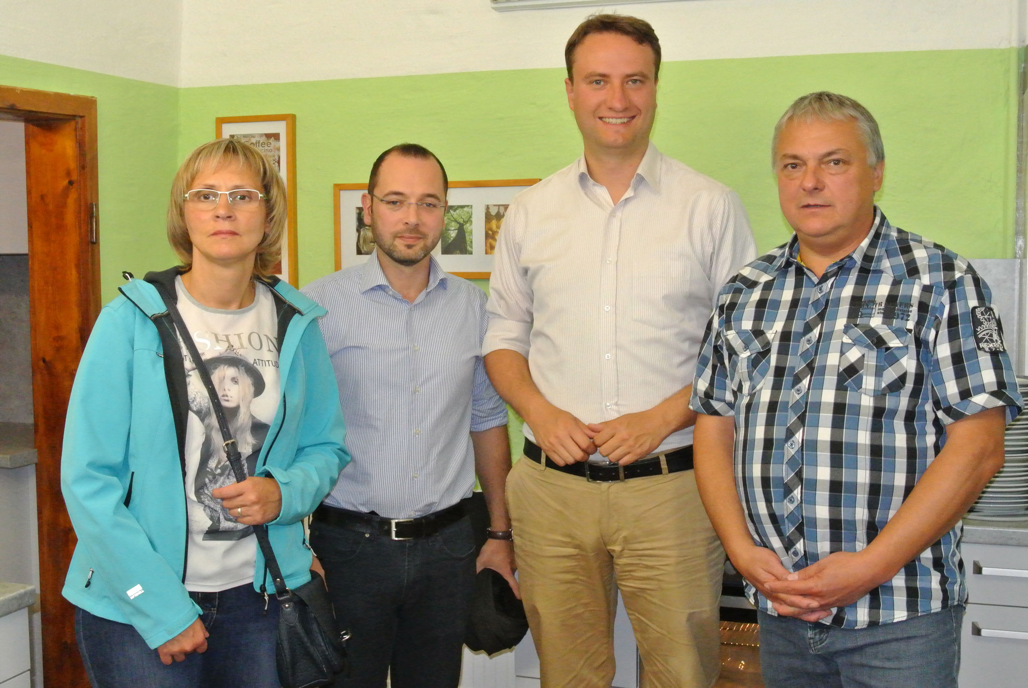 Einweihung der neuen Küche im Schlosskeller mit v.r.n.l Burkhard Jäger (Ortsteilbürgermeister), Mark Hauptmann (MdB CDU), Christian Seeber (Bürgermeister Gemeinde Grabfeld), Birgit Dittrich (Initiator)