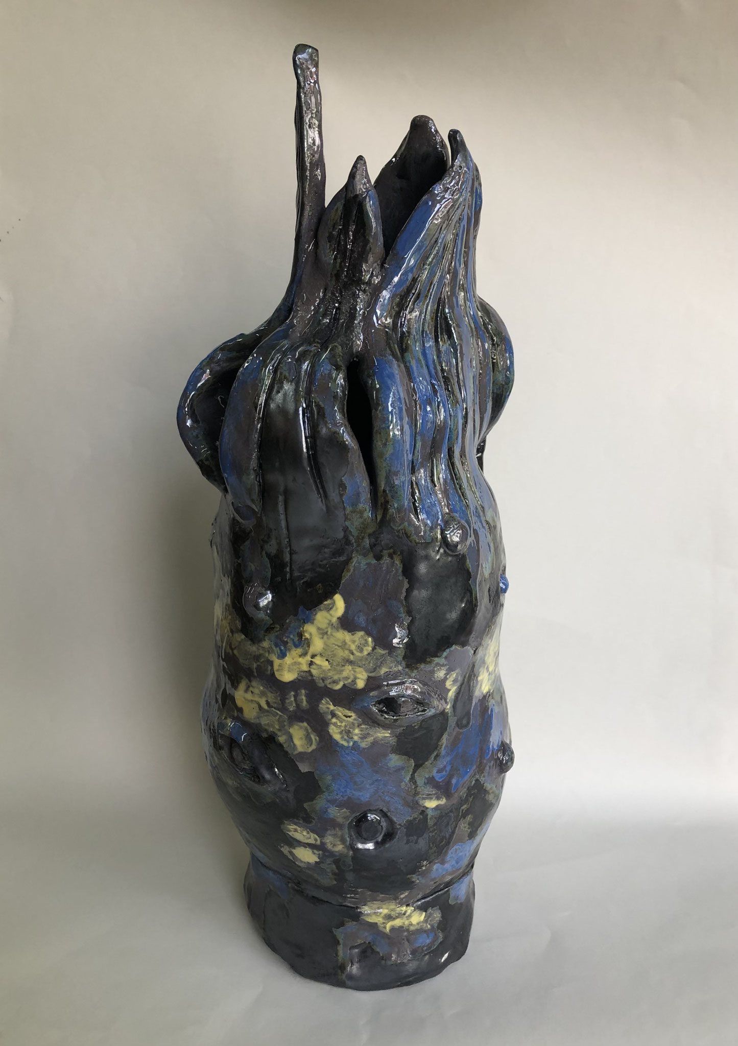House of the Eyes, 2022, Keramik glasiert (42,1 x 16 x 16,1 cm) 
