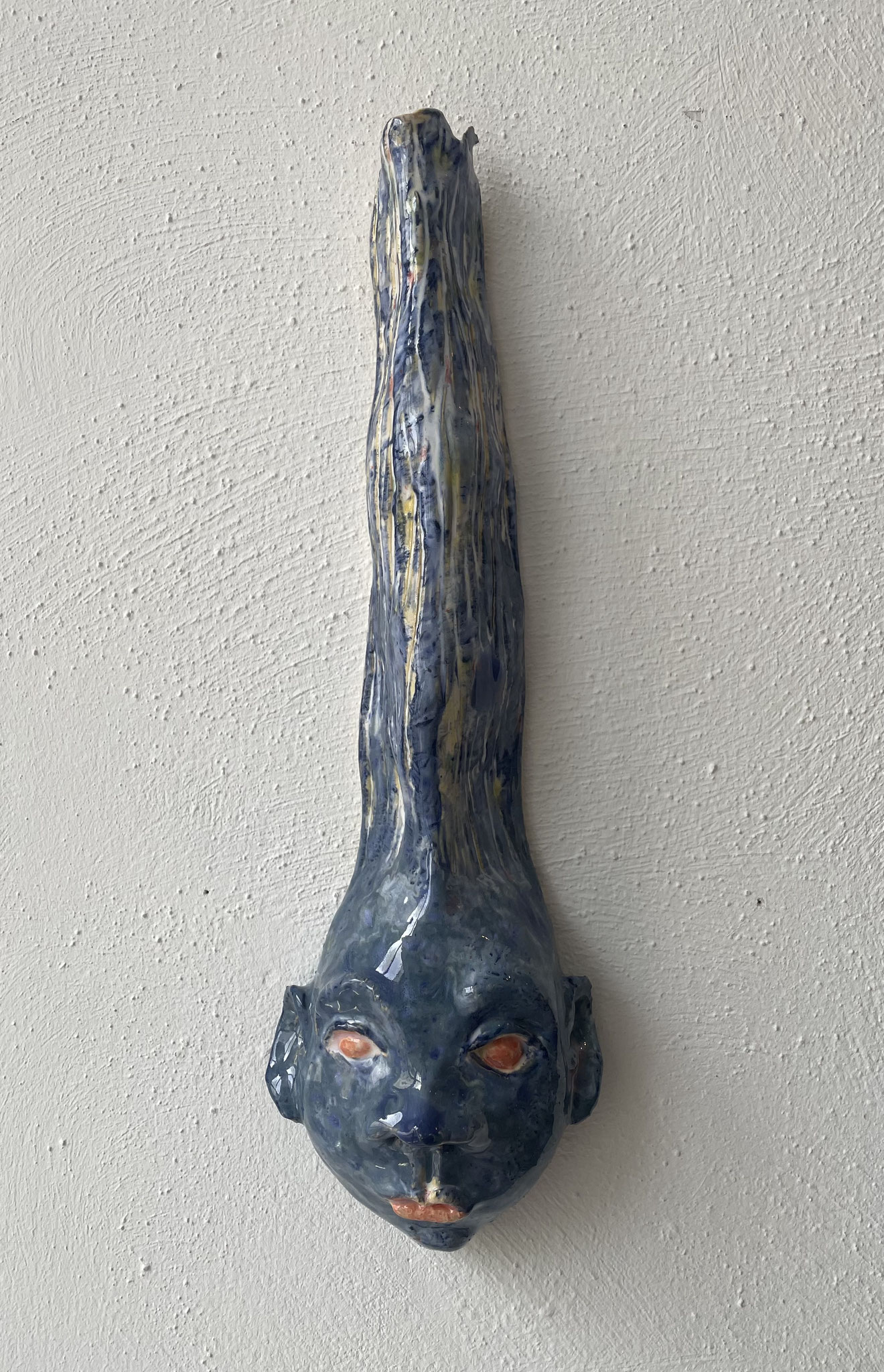 Floating Head out of the Blue, 2025, Keramik glasiert
