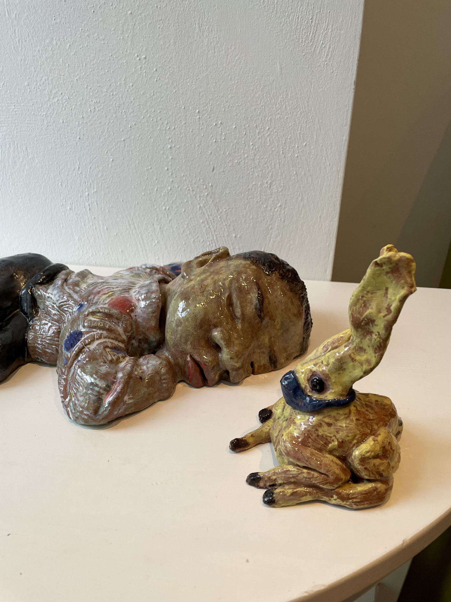 Chiron’s Traum, 2024, Keramik glasiert, zweiteilig, 36,8 x 23,8 x 8,2 cm / Hase: 13,8 x 11,3 x 9,1 cm