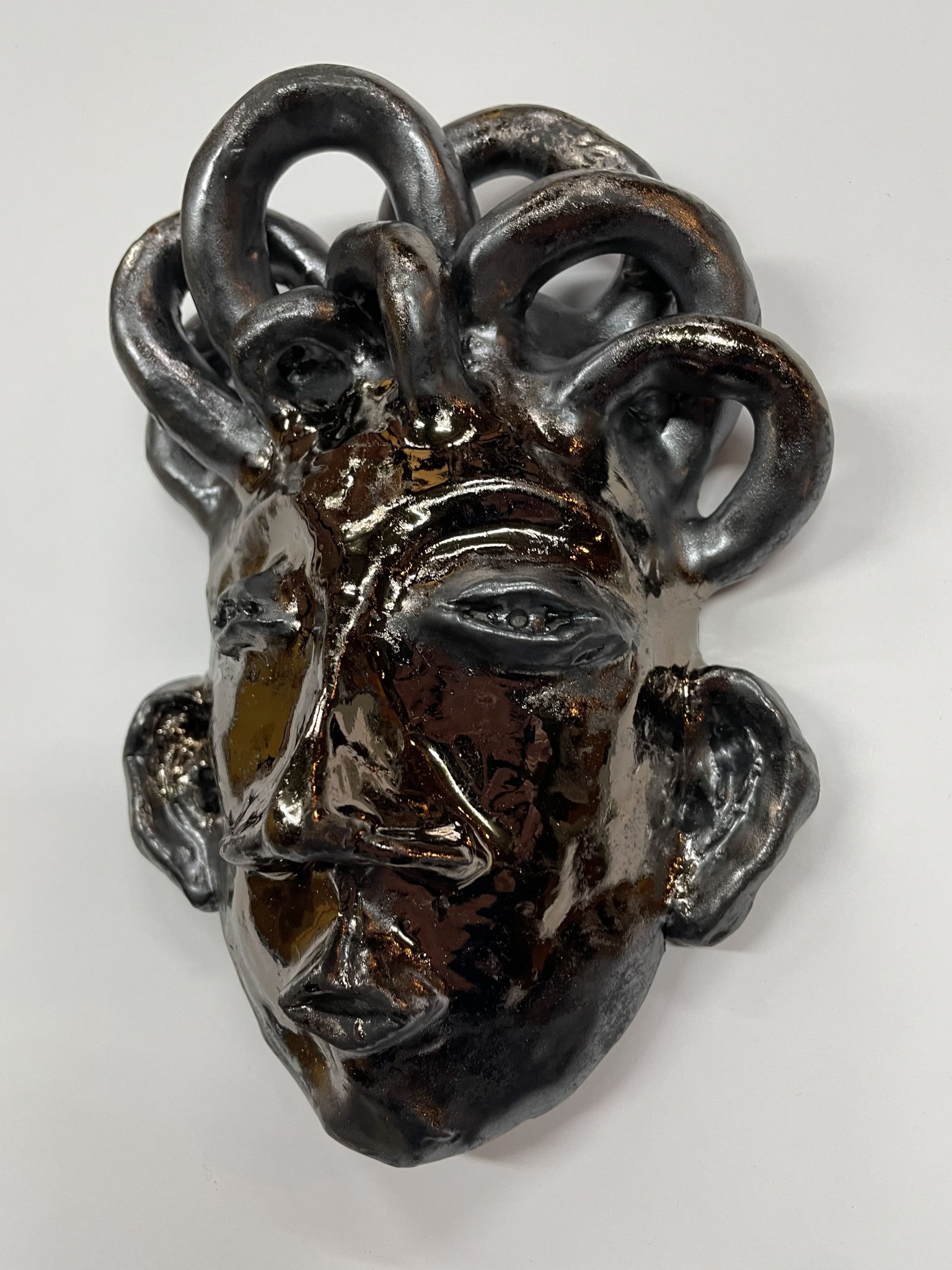 Arouser Head, 2024, Keramik, glasiert, 16,4 x 12 x 5 cm 