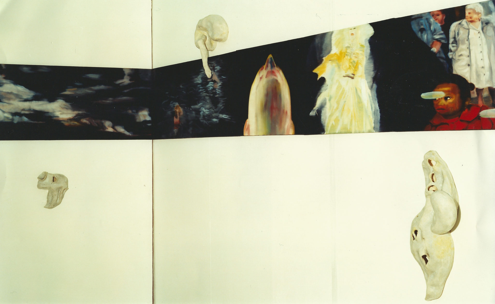Ghost-Walk, 1998, Teilansicht, Keramikobjekt glasiert, Bilderfries 
