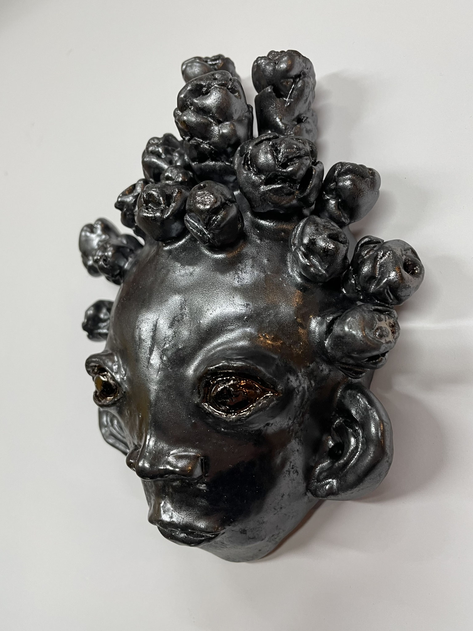 Knospenkopf, 2024, Keramik glasiert, 16,5 x 12,7 x 5,2 cm 