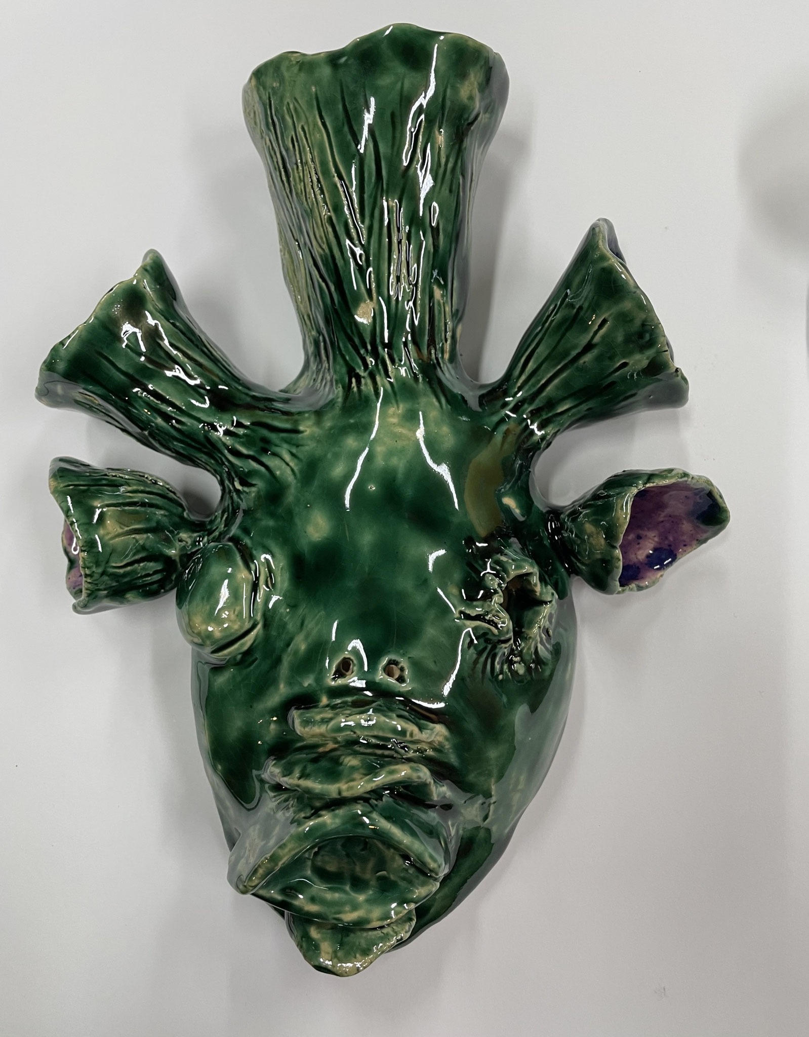 Grüner Trichterkopf, 2024, Keramik glasiert, 21 x 16,2 x 4,9 cm 