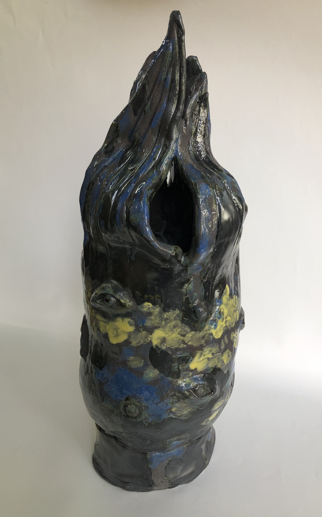 House of the Eyes, 2022, Keramik glasiert, (42,1 x 16 x 16,1 cm) 