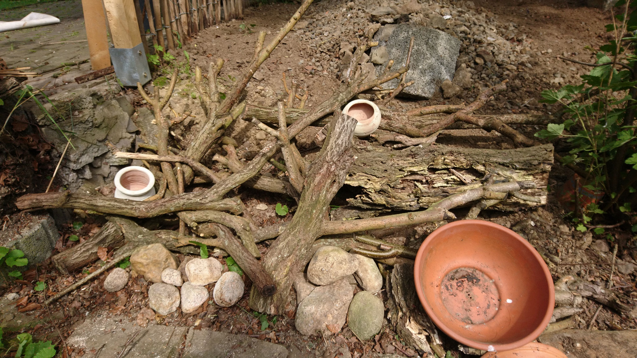 Hier noch ein Beispiel. Das Holz kommt vom Rückschnitt unseres Holunders. Zum Verbrennen viel zu dekorativ, oder? Die Pflanzschalen wurden später noch mit Sukkulenten bepflanzt.