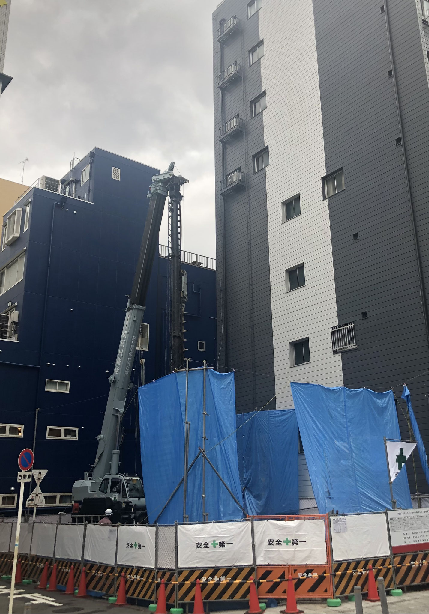 小規模な現場ではラフター杭打ち機が威力を発揮。