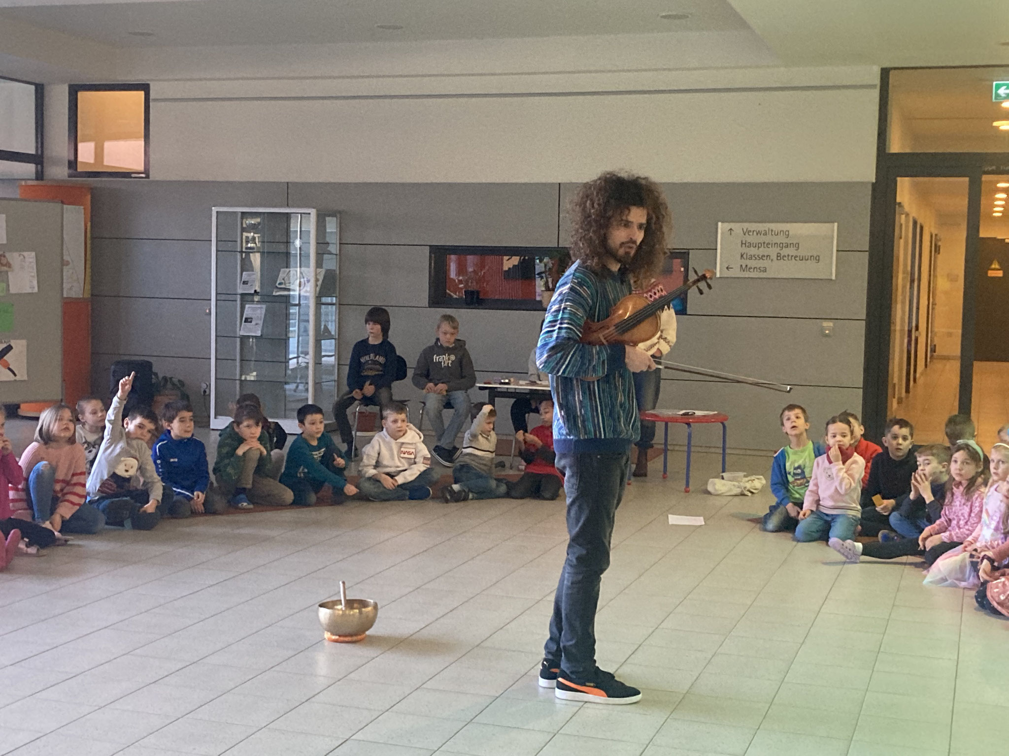 Die Musikschule Königstein stellt den Kindern der Grundschule Schloßborn regelmäßig Instrumente im Schulkreis vor. Vielen Dank für die tolle Vorführung!