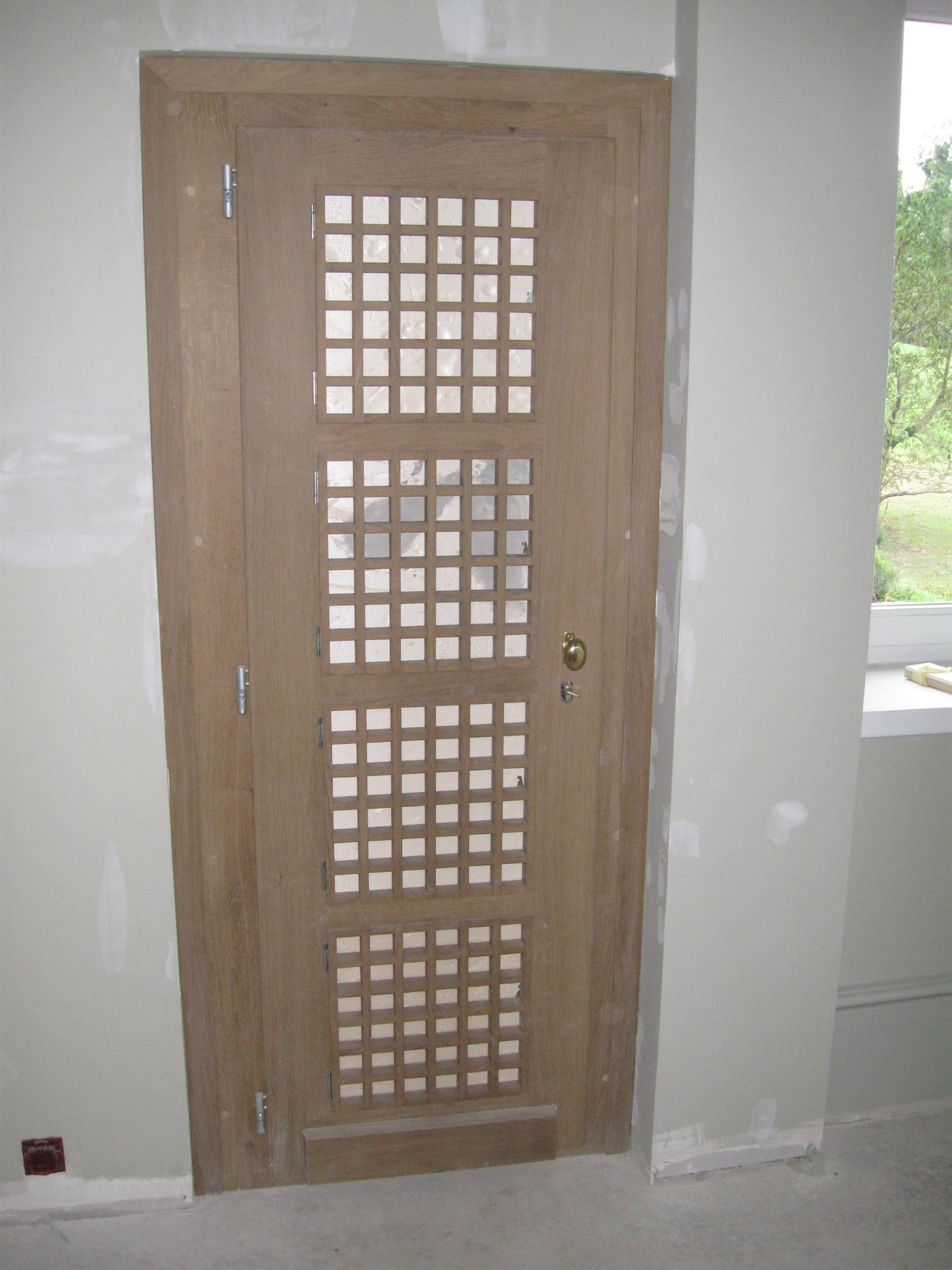 Porte d'entre panneau petits carrés