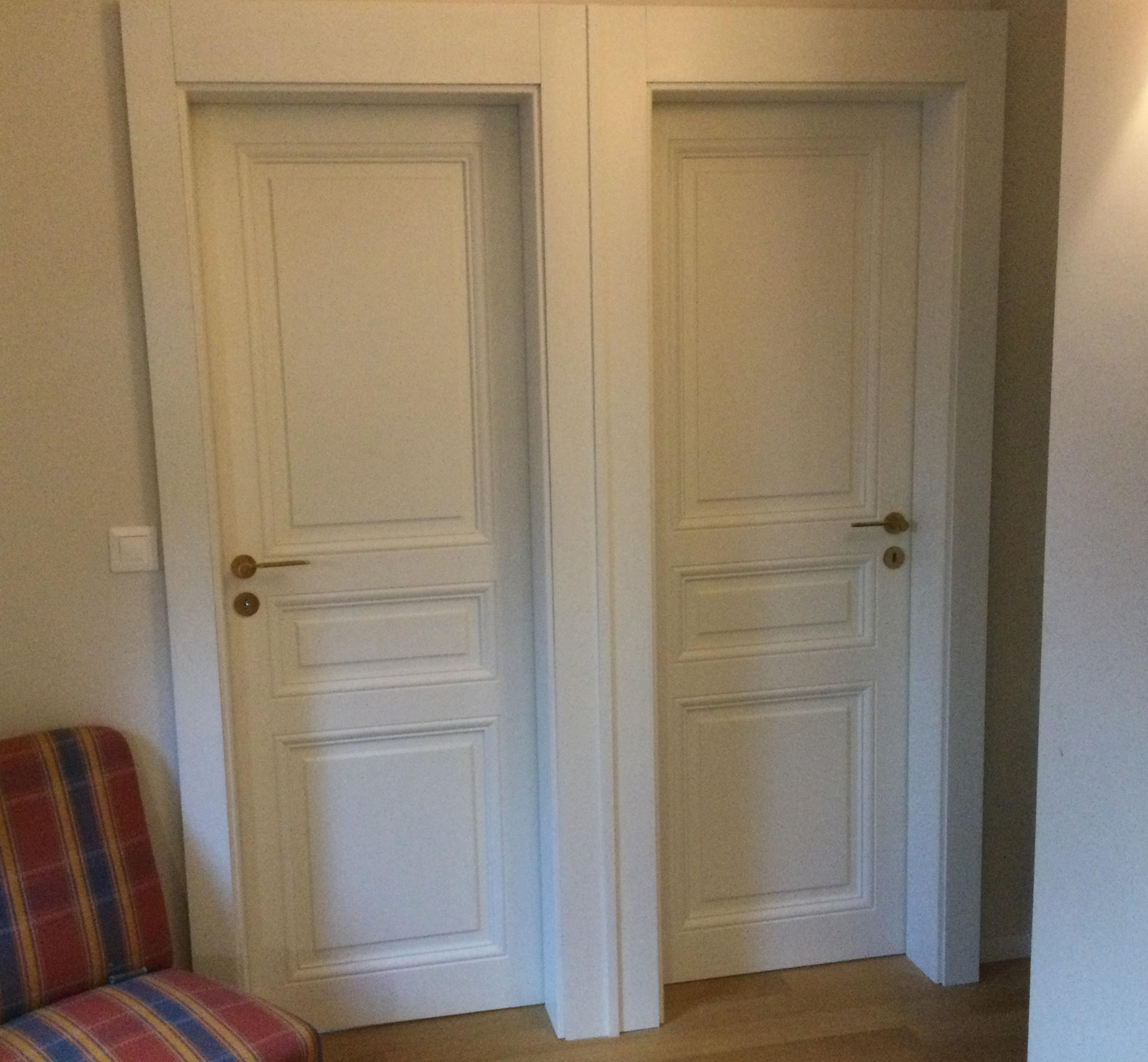 Portes avec moulures en bois peint