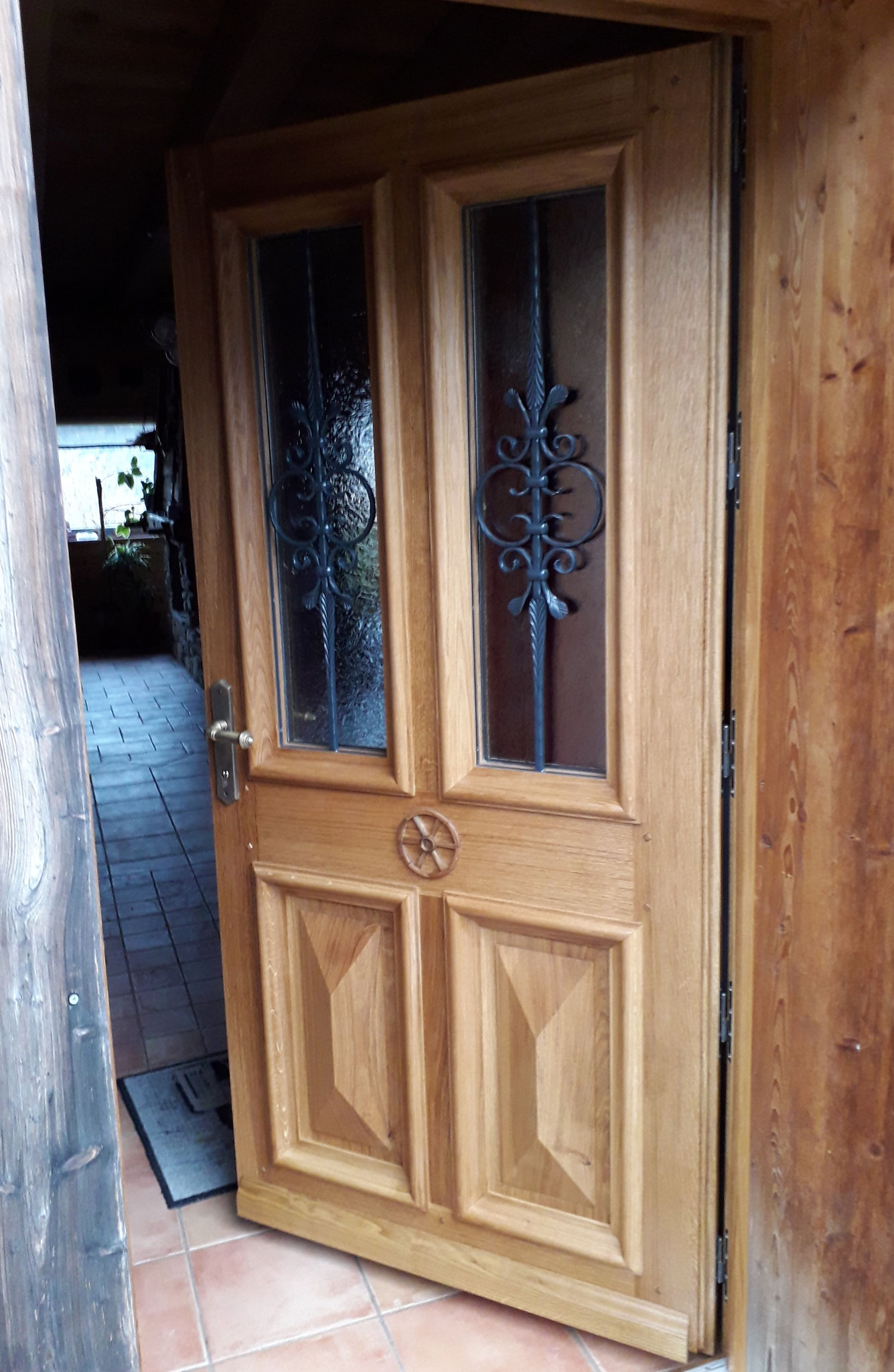 Porte d'entrée à moulures grand cadre