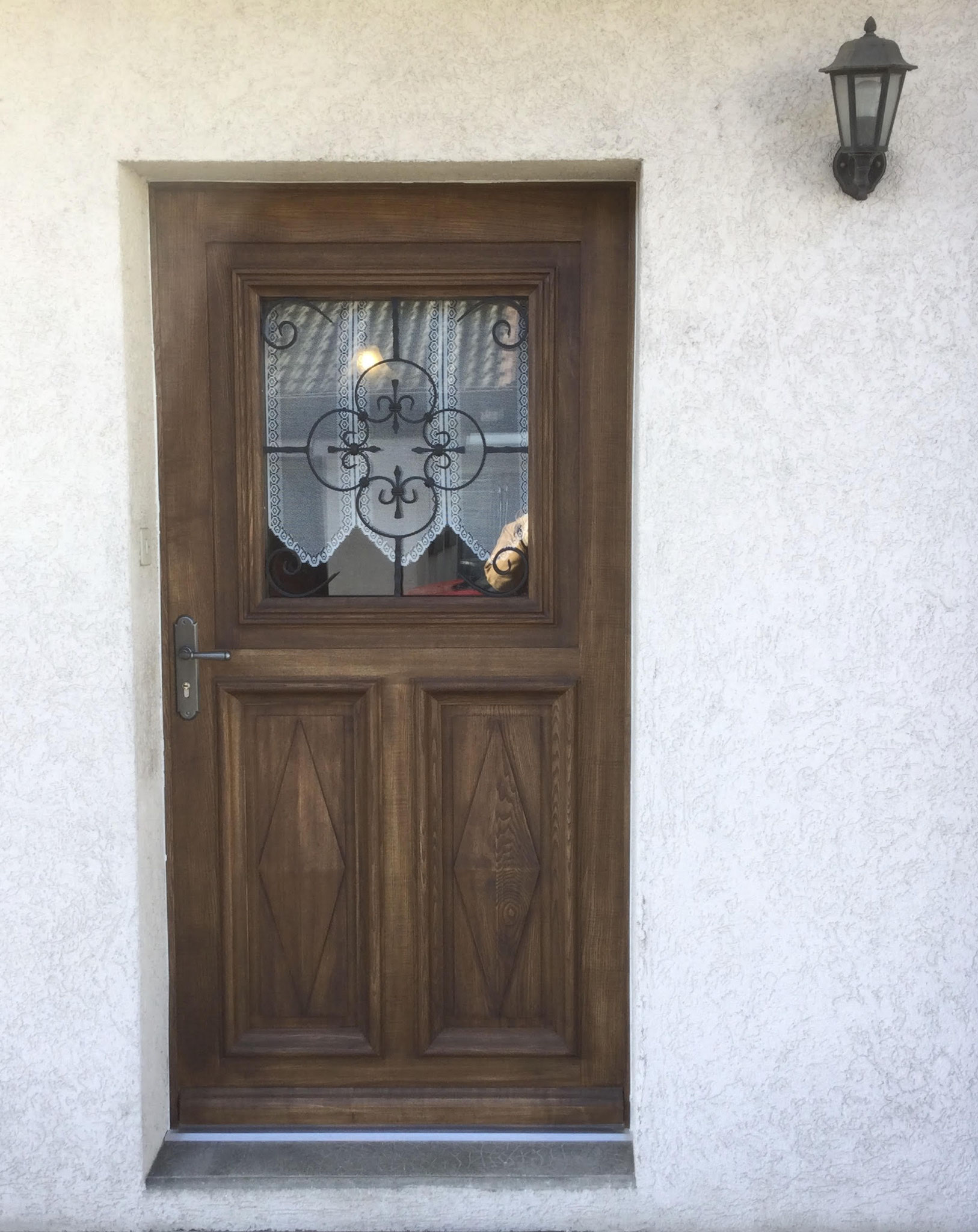 Porte d'entrée à moulures et panneaux pointes de diamants