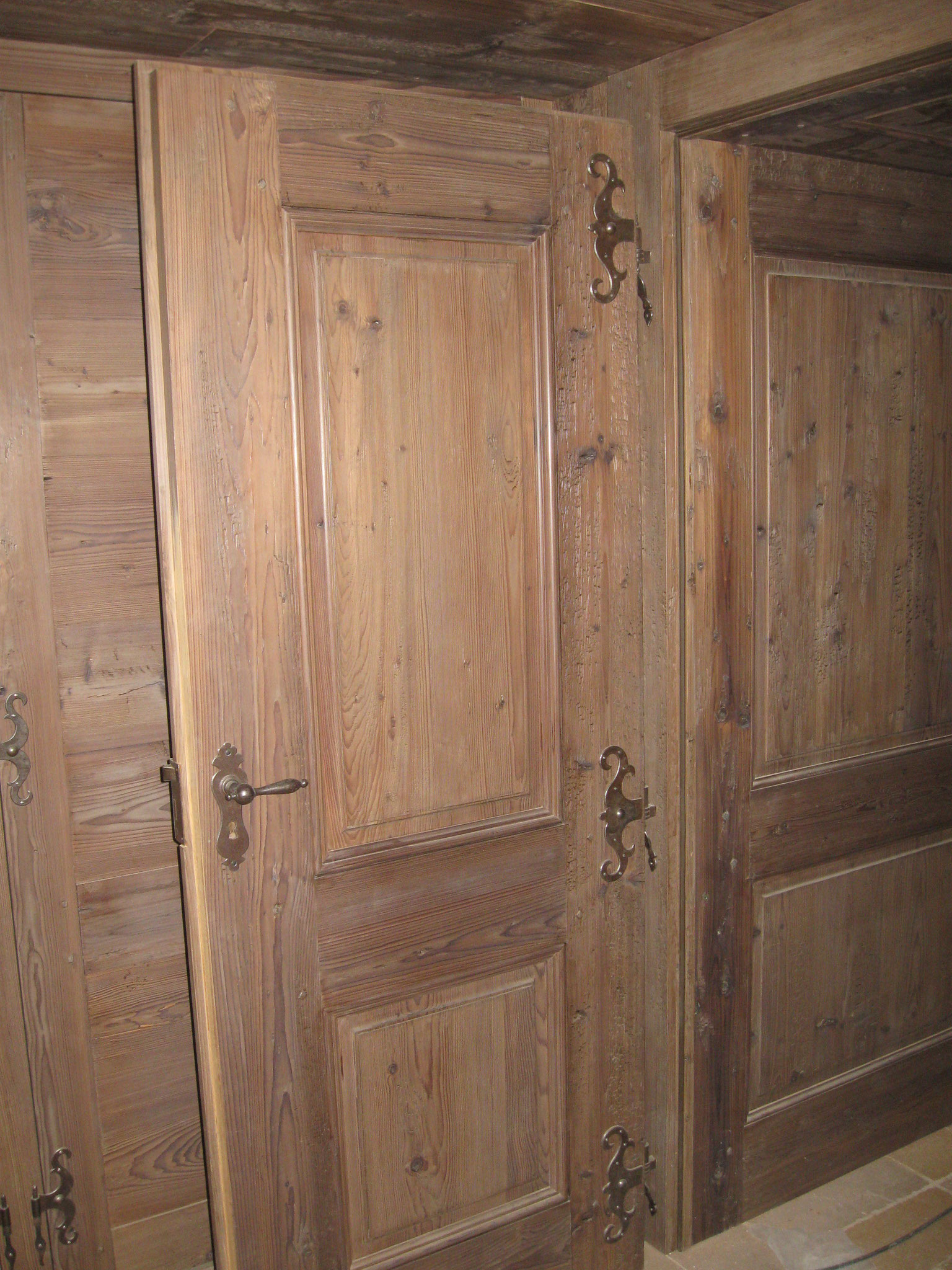 Porte avec ferrures anciennes