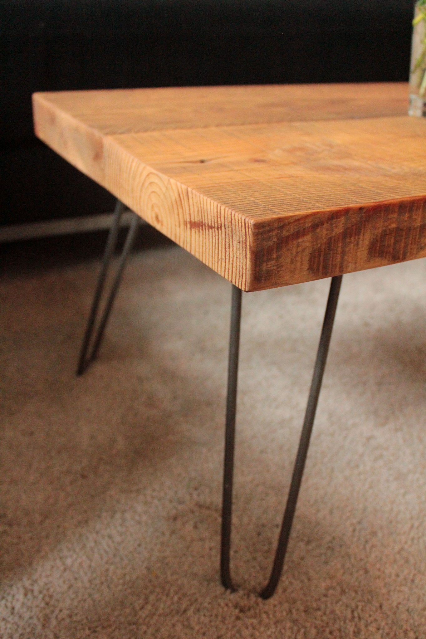 Couchtisch aus Bauholz mit Hairpin Legs Couchtisch aus Bauholz mit Hairpin Legs