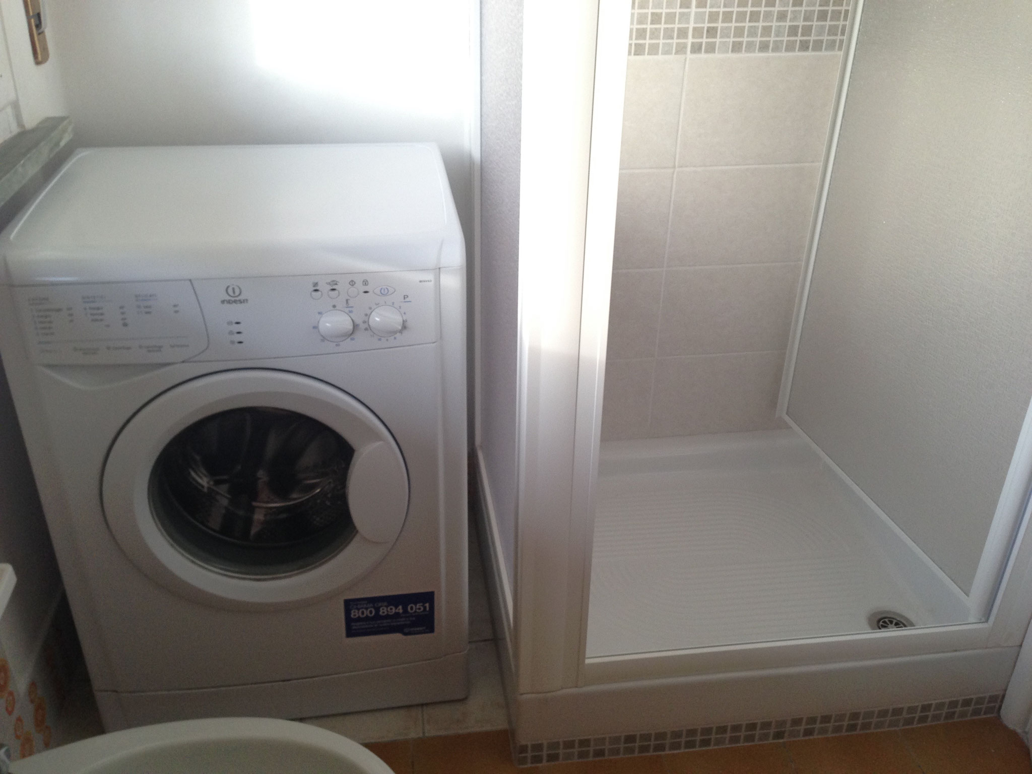 Bagno con lavatrice e doccia