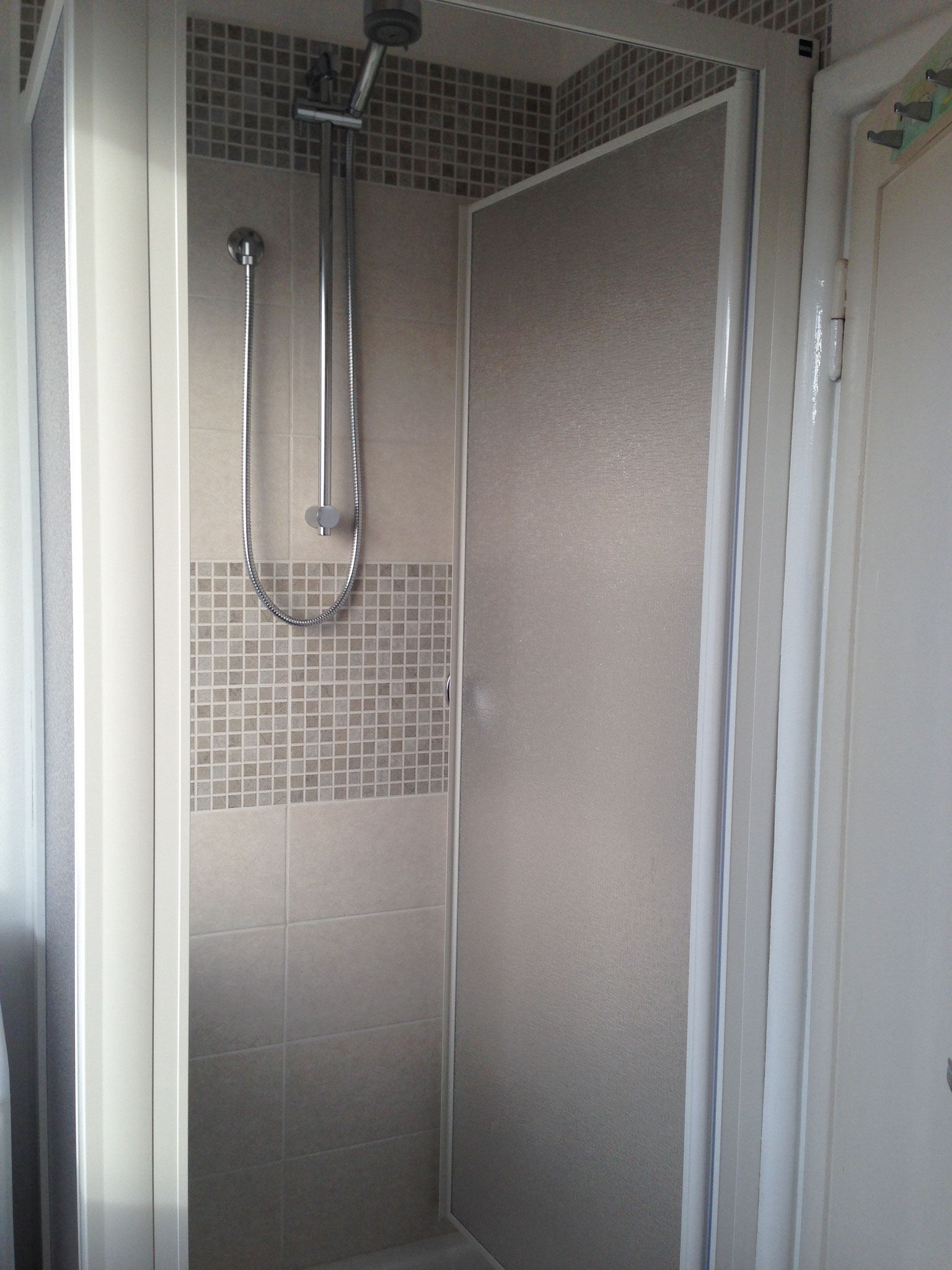 Bagno con lavatrice e doccia