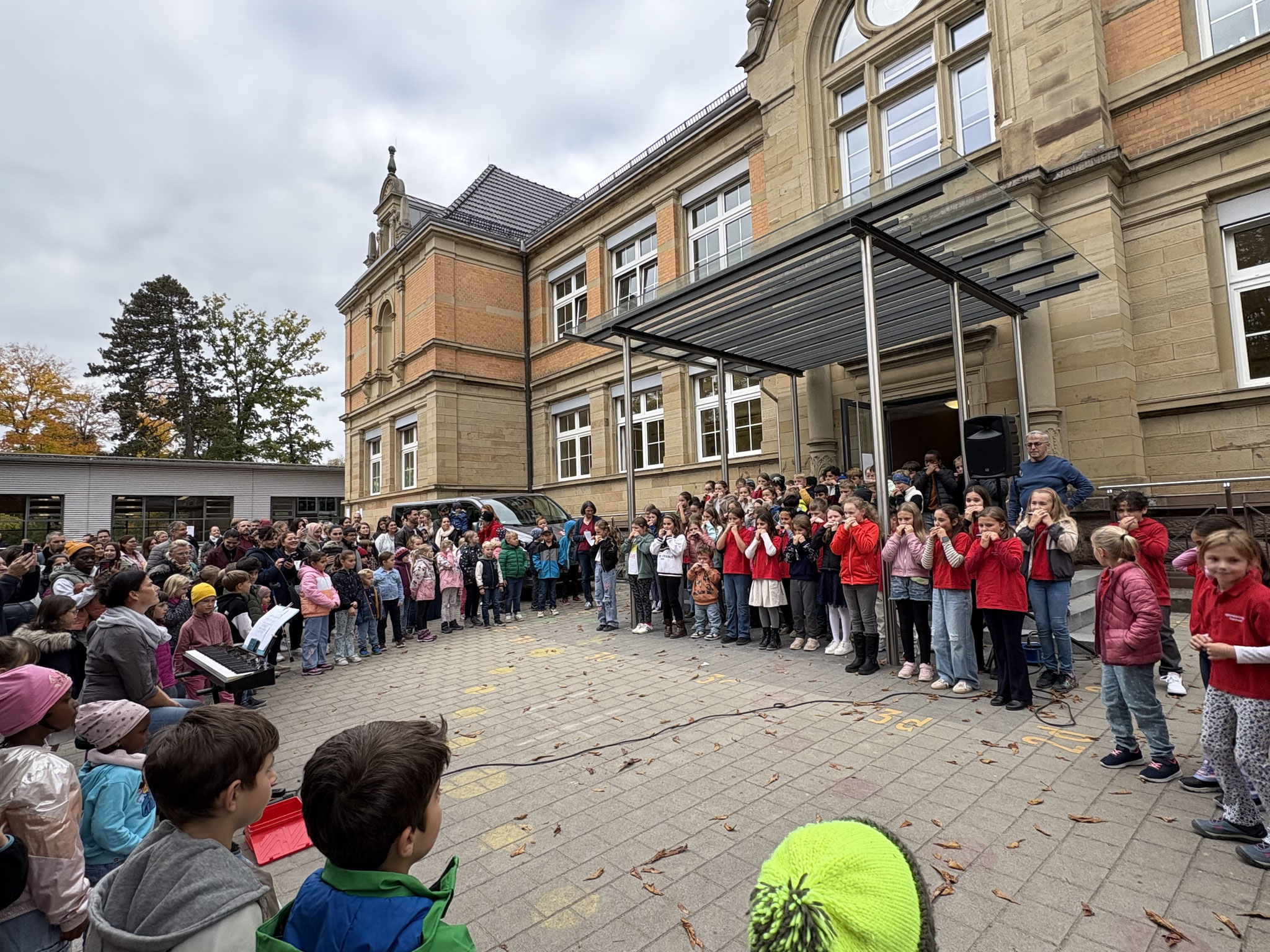 Gemeinsame Begrüßung auf dem Schulhof