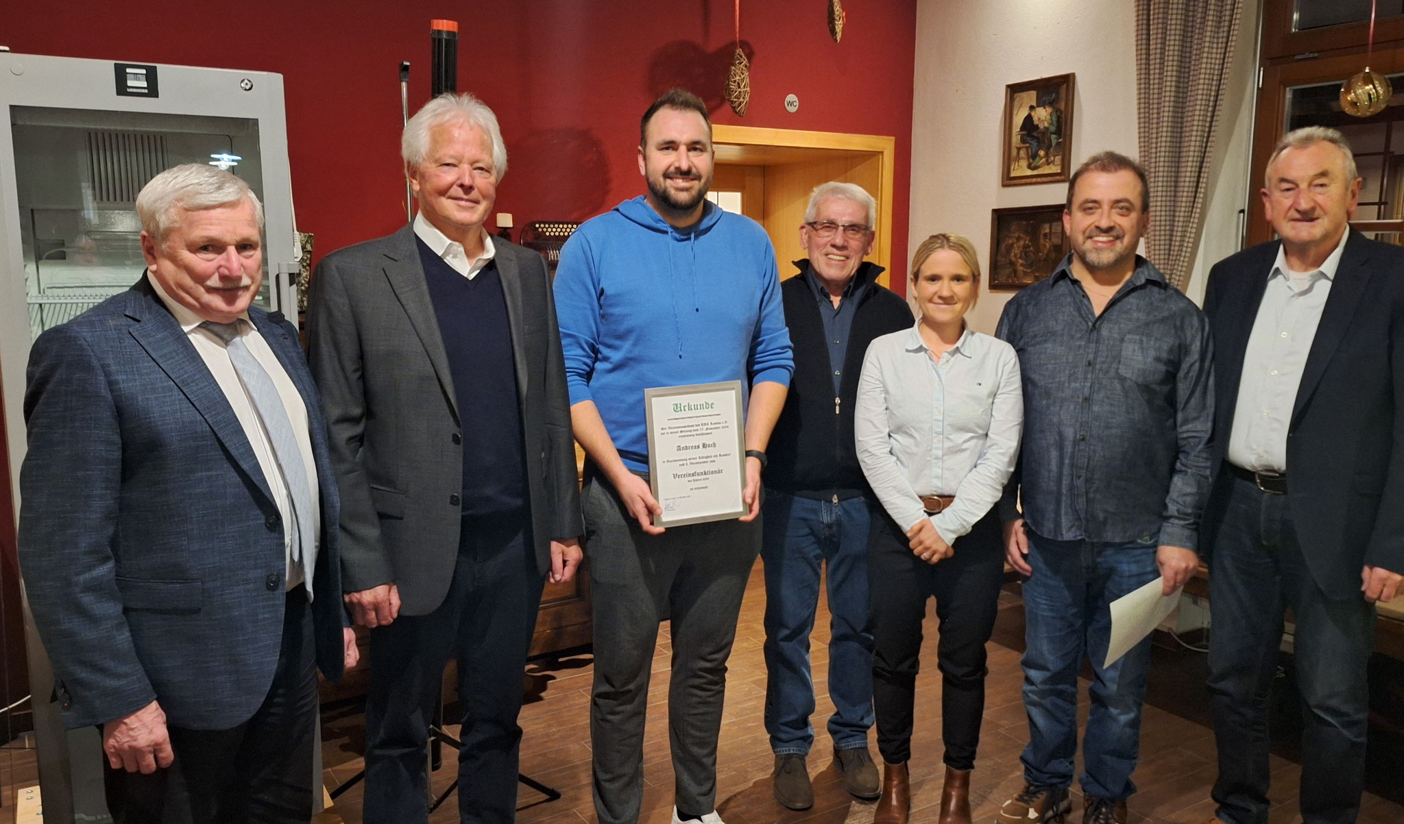 Die Geehrten des TTC Landau mit v.l. 3. Bgm. und Vereinsmitglied Xaver Hagn, Franz Schicho,  Andreas Hoch, Anton Stadelmeier, Julia Mitterer, Christian Bajl und Vorsitzender Günter Hoch.    