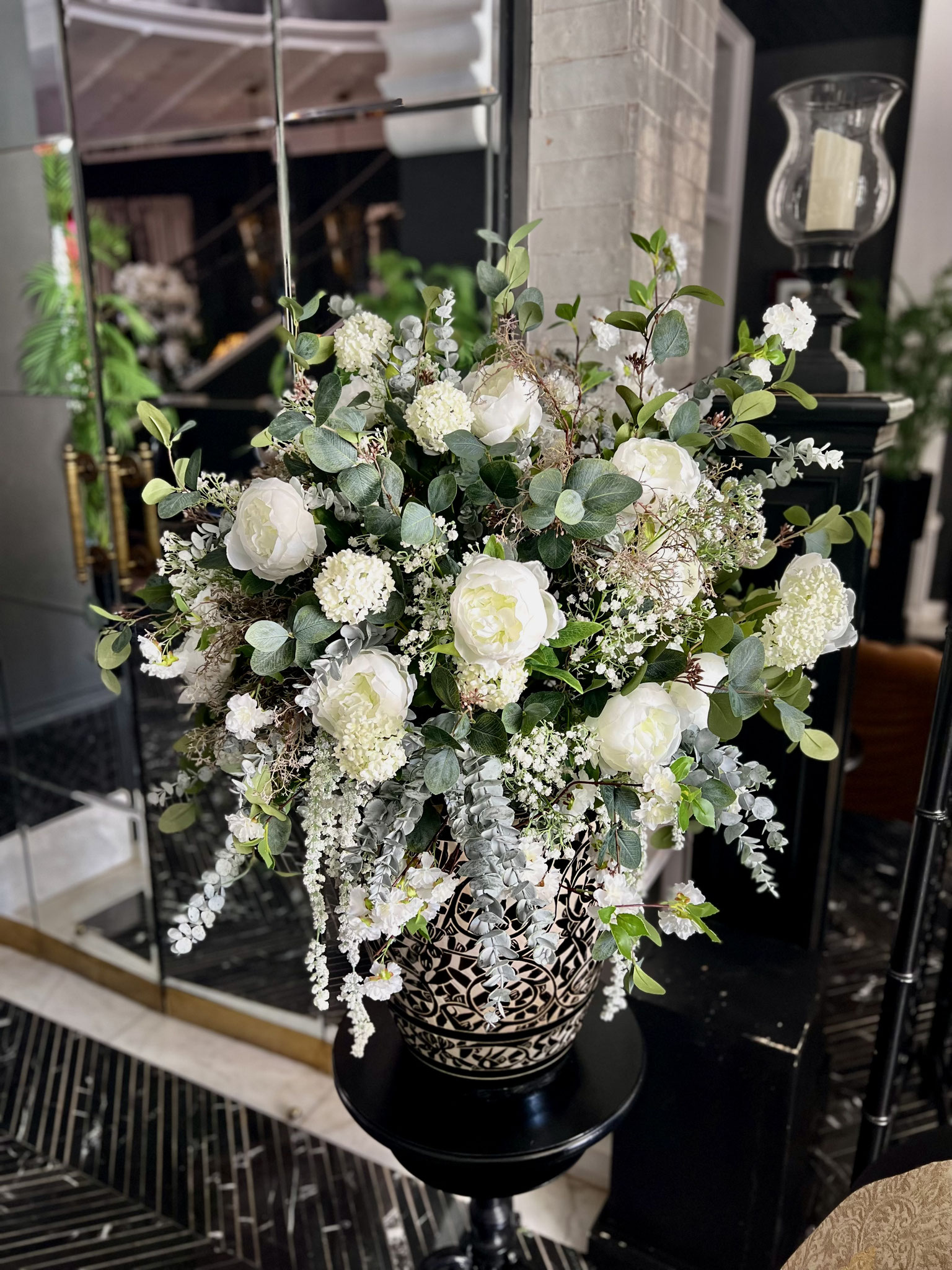 bouquet-de-fleurs-artificielles-haut-de-gamme-realises-sur-mesure-pour-le-palais-ronsard-marrakech