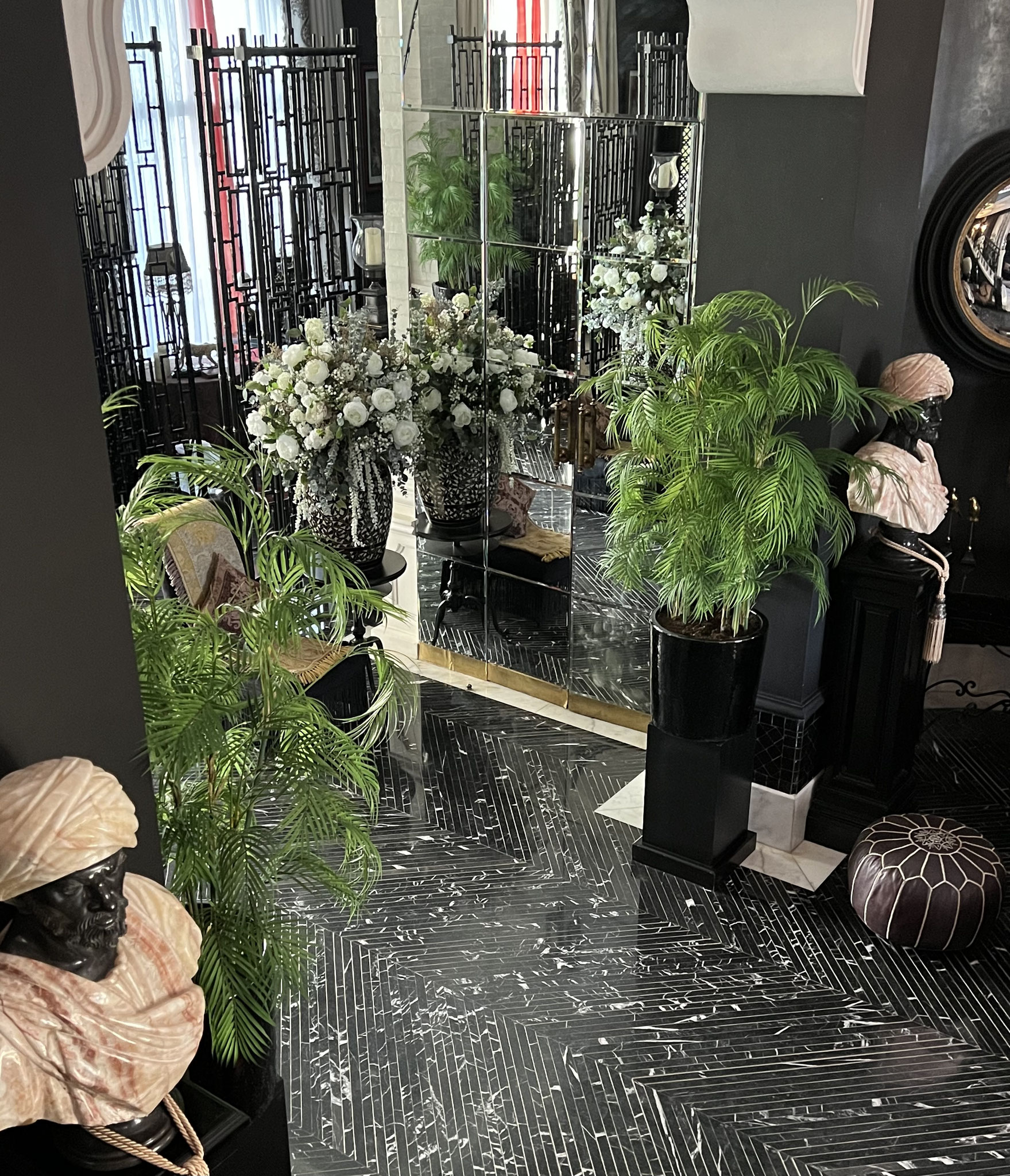 bouquet-de-fleurs-artificielles-haut-de-gamme-realises-sur-mesure-pour-le-palais-ronsard-marrakech