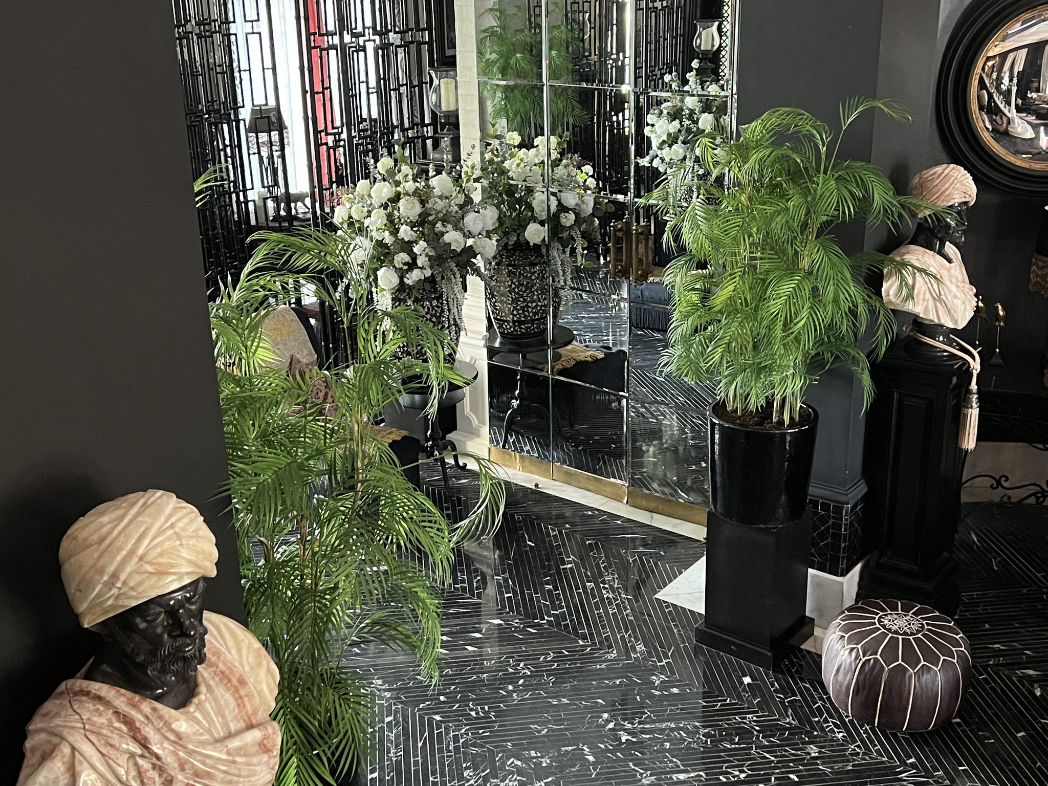 bouquet-de-fleurs-artificielles-haut-de-gamme-realises-sur-mesure-pour-le-palais-ronsard-marrakech
