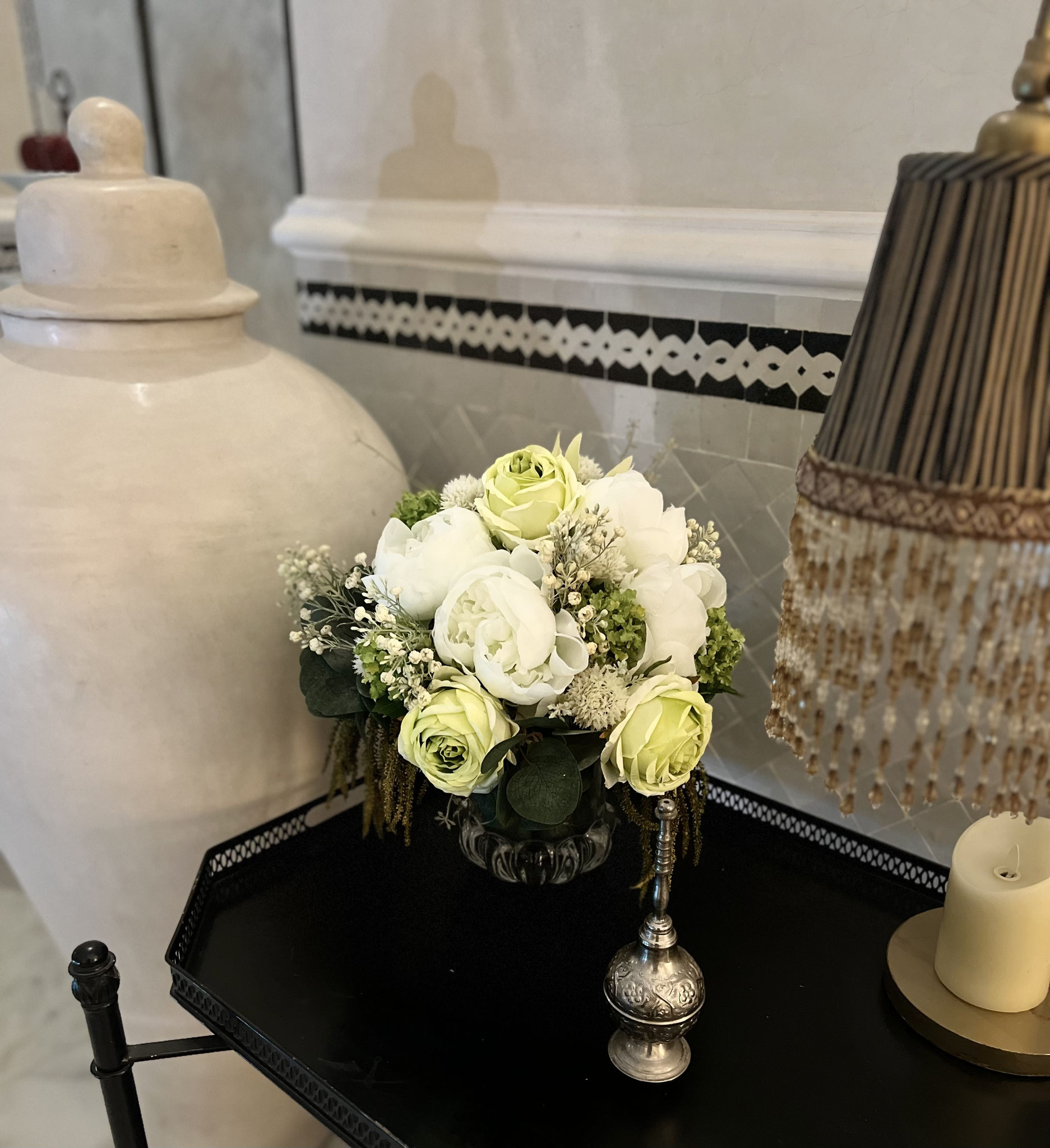 bouquet-de-fleurs-artificielles-haut-de-gamme-realises-sur-mesure-pour-le-palais-ronsard-marrakech