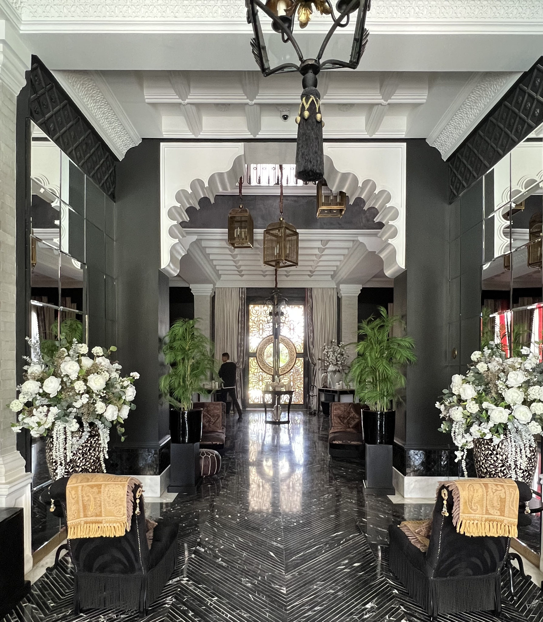 bouquet-de-fleurs-artificielles-haut-de-gamme-realises-sur-mesure-pour-le-palais-ronsard-marrakech