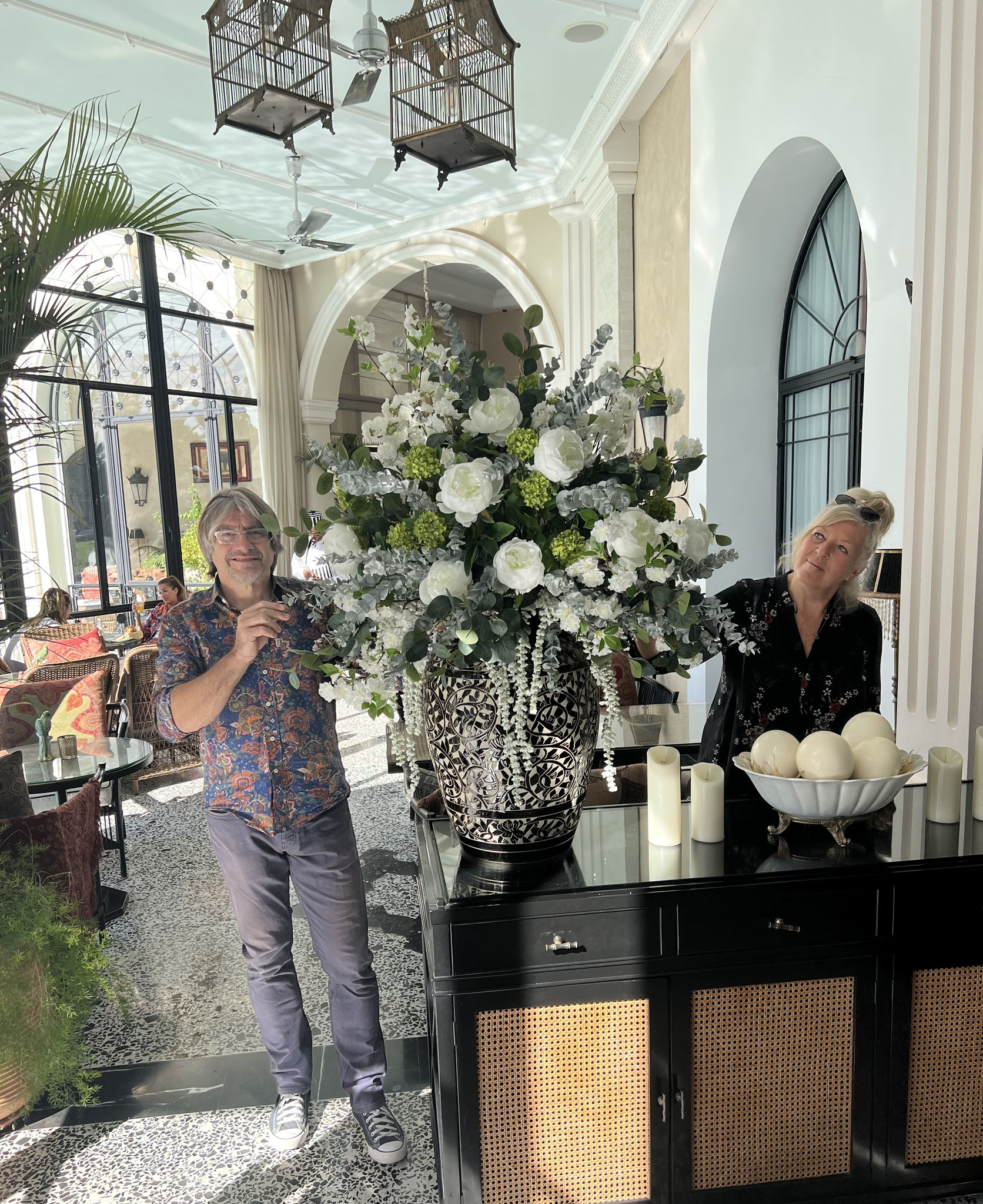 bouquet-de-fleurs-artificielles-haut-de-gamme-realises-sur-mesure-pour-le-palais-ronsard-marrakech