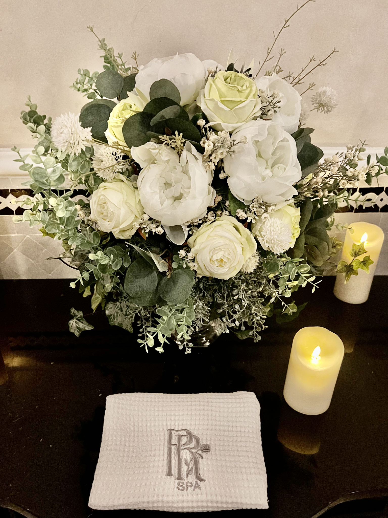 bouquet-de-fleurs-artificielles-haut-de-gamme-realises-sur-mesure-pour-le-palais-ronsard-marrakech