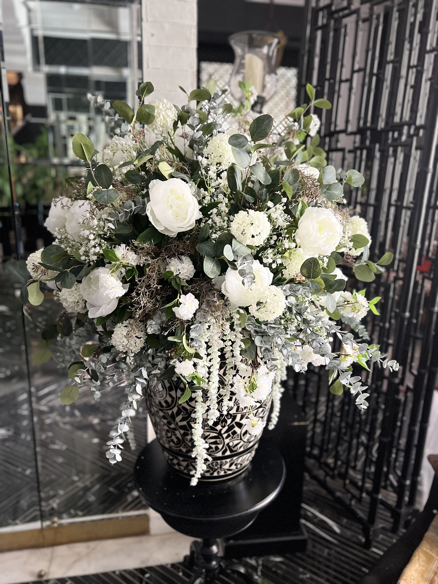bouquet-de-fleurs-artificielles-haut-de-gamme-realises-sur-mesure-pour-le-palais-ronsard-marrakech